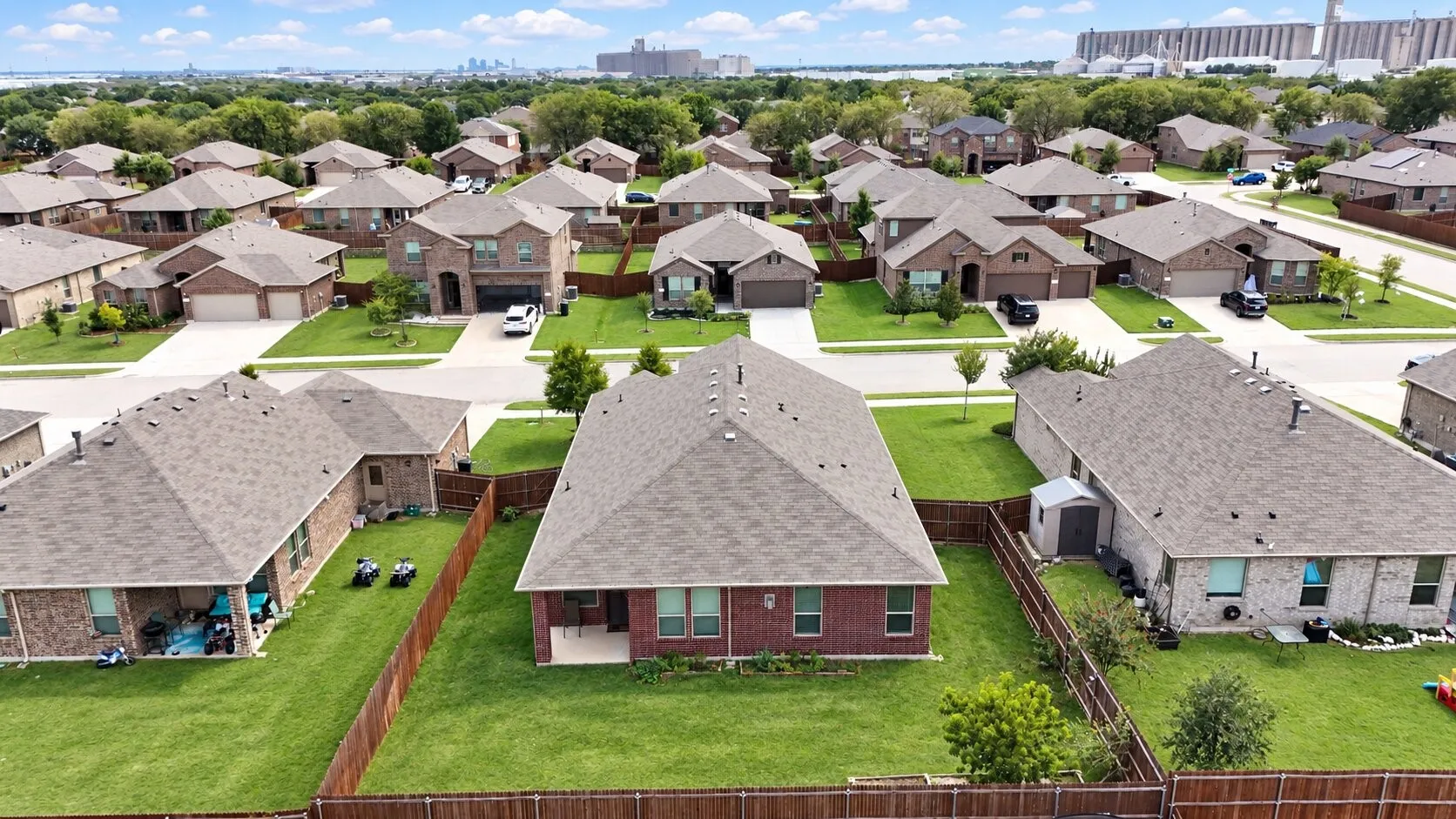 Single Family Residence For Rent in Tarrant County , 560 Pendennis Drive, Saginaw, Texas 76131, 3 Bedroom, 2 Bathroom, 2 Garage spaces, 1,998 Sqft, built in 2019, mls#21391787, Real Estate Agent in Saginaw, Homes For Rent in Tarrant county, Homes For Rent in Saginaw, Realtor in Saginaw Texas, Real Estate Brokerage Independent Realty Texas, Luminita Cordes Realtor
