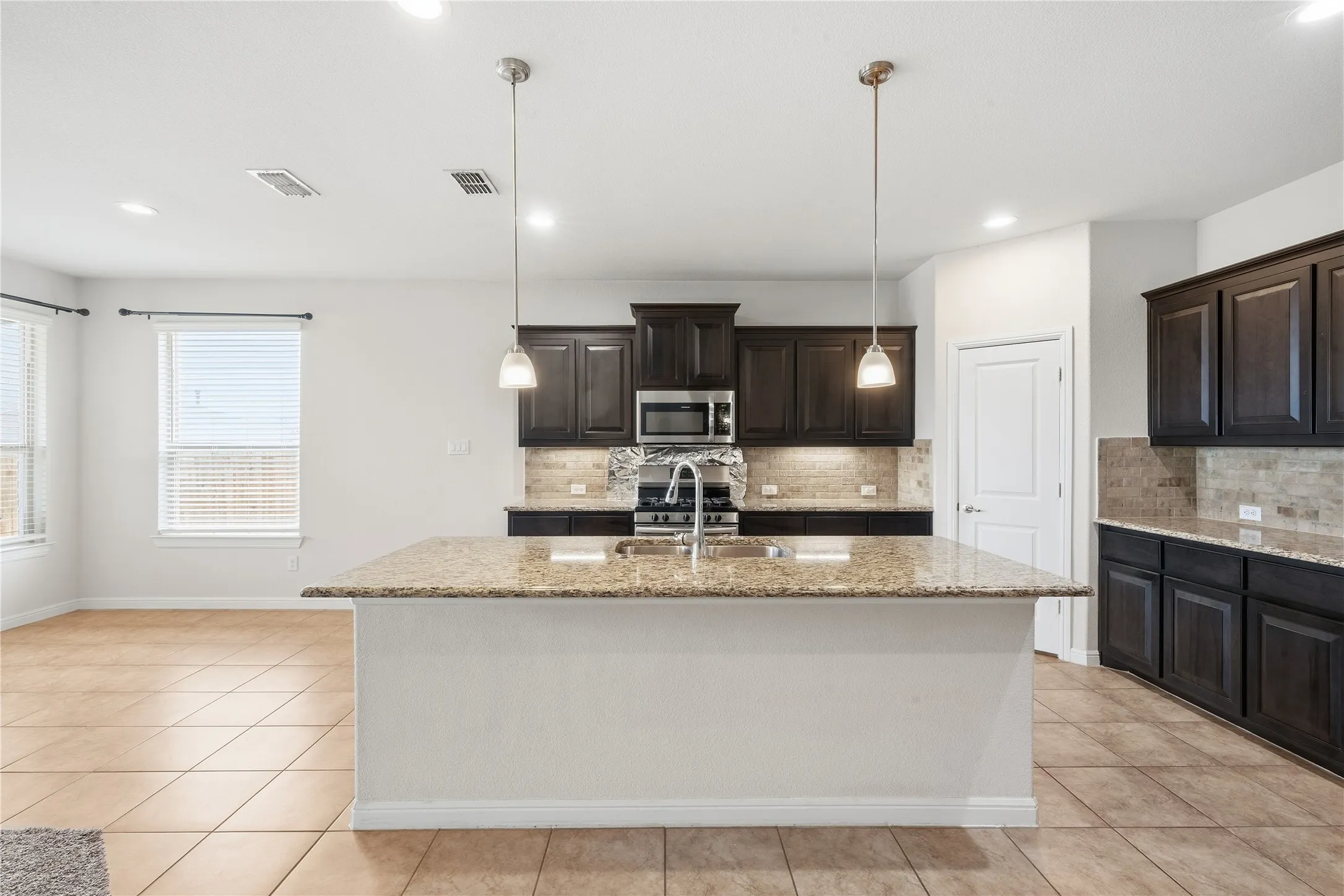 Single Family Residence For Rent in Tarrant County , 560 Pendennis Drive, Saginaw, Texas 76131, 3 Bedroom, 2 Bathroom, 2 Garage spaces, 1,998 Sqft, built in 2019, mls#21391787, Real Estate Agent in Saginaw, Homes For Rent in Tarrant county, Homes For Rent in Saginaw, Realtor in Saginaw Texas, Real Estate Brokerage Independent Realty Texas, Luminita Cordes Realtor