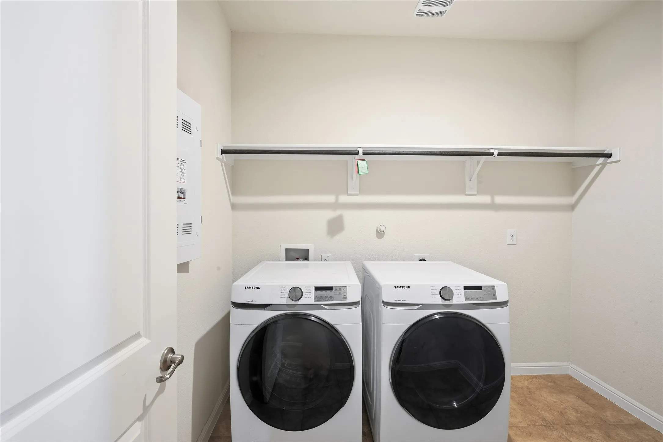 Single Family Residence For Rent in Tarrant County , 560 Pendennis Drive, Saginaw, Texas 76131, 3 Bedroom, 2 Bathroom, 2 Garage spaces, 1,998 Sqft, built in 2019, mls#21391787, Real Estate Agent in Saginaw, Homes For Rent in Tarrant county, Homes For Rent in Saginaw, Realtor in Saginaw Texas, Real Estate Brokerage Independent Realty Texas, Luminita Cordes Realtor