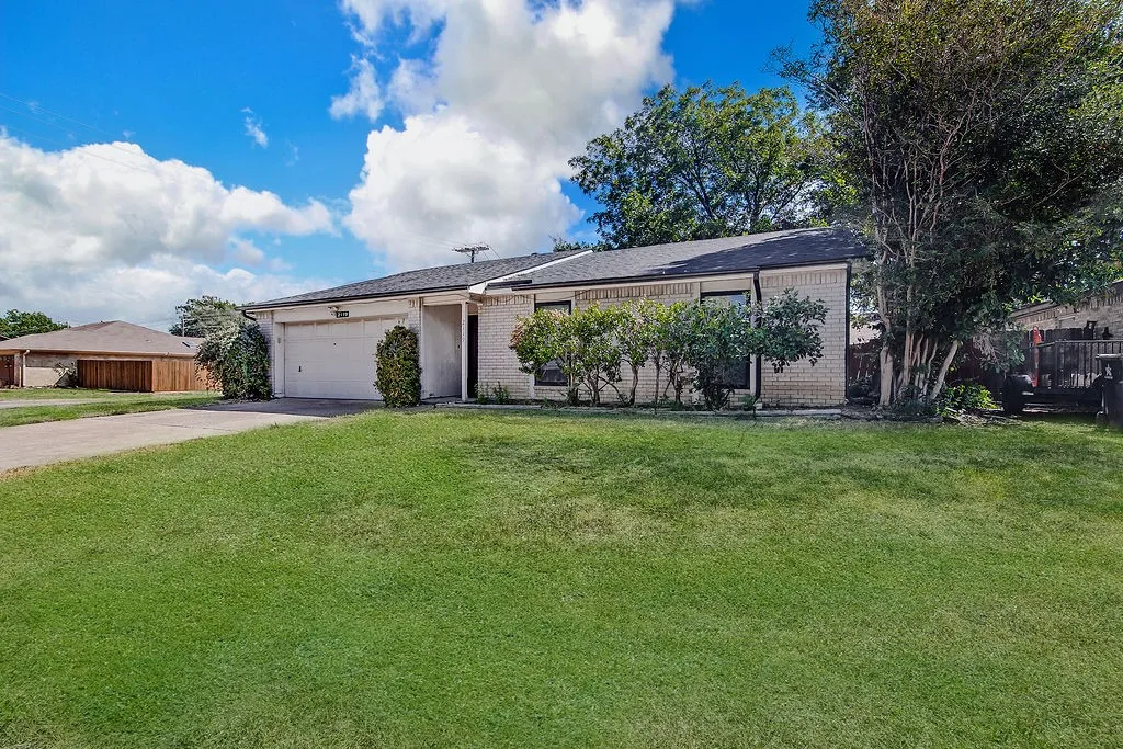 Single Family Residence For Sale in Tarrant County , 2119 Lavon Creek Lane, Arlington, Texas 76006, 3 Bedroom, 2 Bathroom, 2 Garage spaces, 1,576 Sqft, built in 1979, mls#21388690, Real Estate Agent in Arlington, Homes For Sale in Tarrant county, Homes For Sale in Arlington, Realtor in Arlington Texas, Real Estate Brokerage Independent Realty Texas, Luminita Cordes Realtor