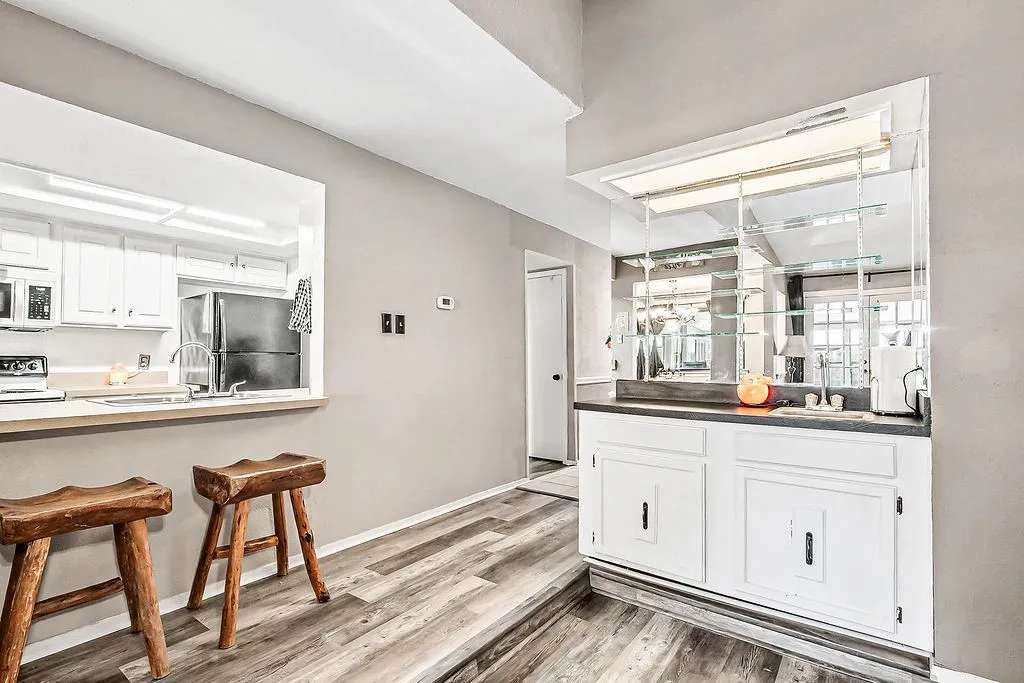 Single Family Residence For Sale in Tarrant County , 2119 Lavon Creek Lane, Arlington, Texas 76006, 3 Bedroom, 2 Bathroom, 2 Garage spaces, 1,576 Sqft, built in 1979, mls#21388690, Real Estate Agent in Arlington, Homes For Sale in Tarrant county, Homes For Sale in Arlington, Realtor in Arlington Texas, Real Estate Brokerage Independent Realty Texas, Luminita Cordes Realtor