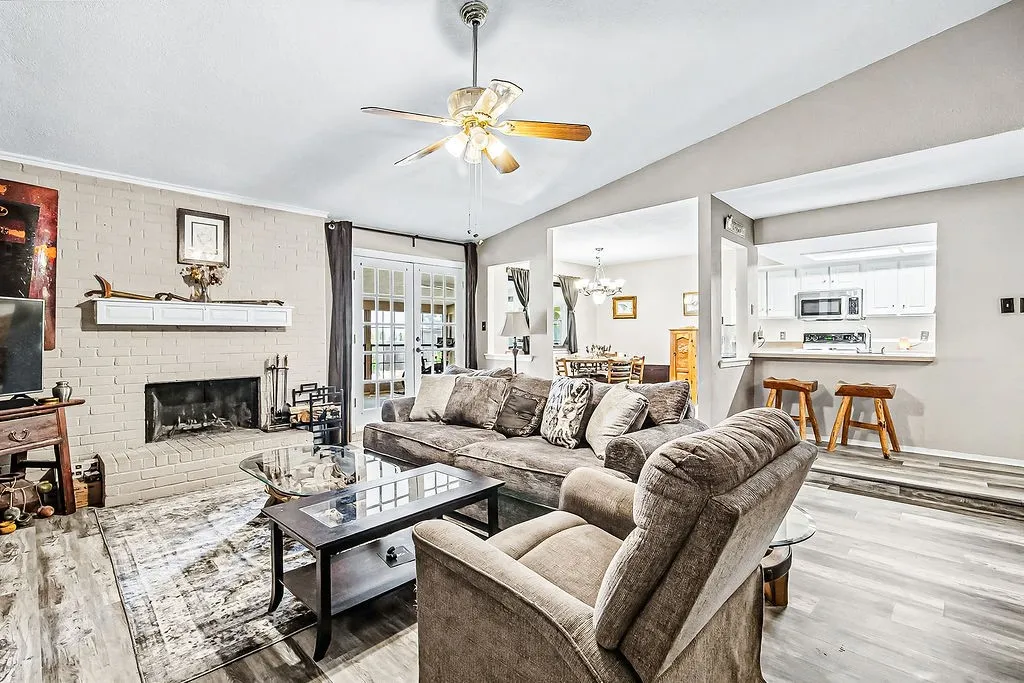 Single Family Residence For Sale in Tarrant County , 2119 Lavon Creek Lane, Arlington, Texas 76006, 3 Bedroom, 2 Bathroom, 2 Garage spaces, 1,576 Sqft, built in 1979, mls#21388690, Real Estate Agent in Arlington, Homes For Sale in Tarrant county, Homes For Sale in Arlington, Realtor in Arlington Texas, Real Estate Brokerage Independent Realty Texas, Luminita Cordes Realtor