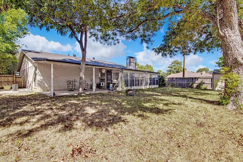 Single Family Residence For Sale in Tarrant County , 2119 Lavon Creek Lane, Arlington, Texas 76006, 3 Bedroom, 2 Bathroom, 2 Garage spaces, 1,576 Sqft, built in 1979, mls#21388690, Real Estate Agent in Arlington, Homes For Sale in Tarrant county, Homes For Sale in Arlington, Realtor in Arlington Texas, Real Estate Brokerage Independent Realty Texas, Luminita Cordes Realtor