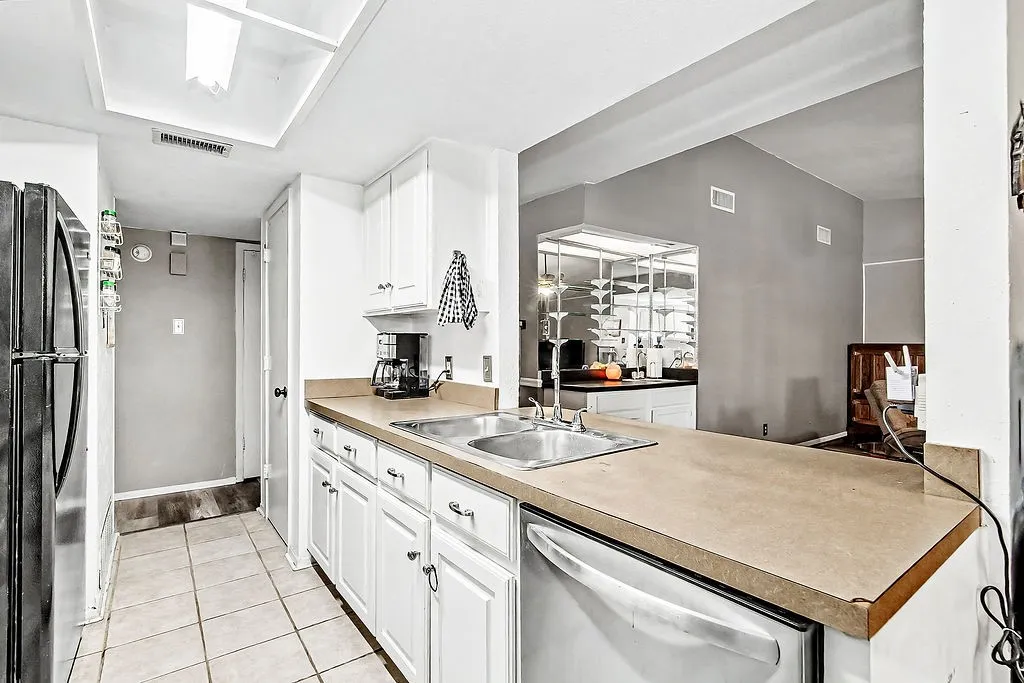 Single Family Residence For Sale in Tarrant County , 2119 Lavon Creek Lane, Arlington, Texas 76006, 3 Bedroom, 2 Bathroom, 2 Garage spaces, 1,576 Sqft, built in 1979, mls#21388690, Real Estate Agent in Arlington, Homes For Sale in Tarrant county, Homes For Sale in Arlington, Realtor in Arlington Texas, Real Estate Brokerage Independent Realty Texas, Luminita Cordes Realtor