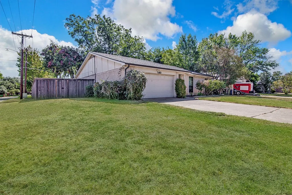 Single Family Residence For Sale in Tarrant County , 2119 Lavon Creek Lane, Arlington, Texas 76006, 3 Bedroom, 2 Bathroom, 2 Garage spaces, 1,576 Sqft, built in 1979, mls#21388690, Real Estate Agent in Arlington, Homes For Sale in Tarrant county, Homes For Sale in Arlington, Realtor in Arlington Texas, Real Estate Brokerage Independent Realty Texas, Luminita Cordes Realtor