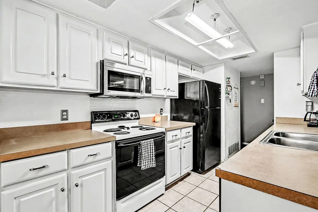 Single Family Residence For Sale in Tarrant County , 2119 Lavon Creek Lane, Arlington, Texas 76006, 3 Bedroom, 2 Bathroom, 2 Garage spaces, 1,576 Sqft, built in 1979, mls#21388690, Real Estate Agent in Arlington, Homes For Sale in Tarrant county, Homes For Sale in Arlington, Realtor in Arlington Texas, Real Estate Brokerage Independent Realty Texas, Luminita Cordes Realtor