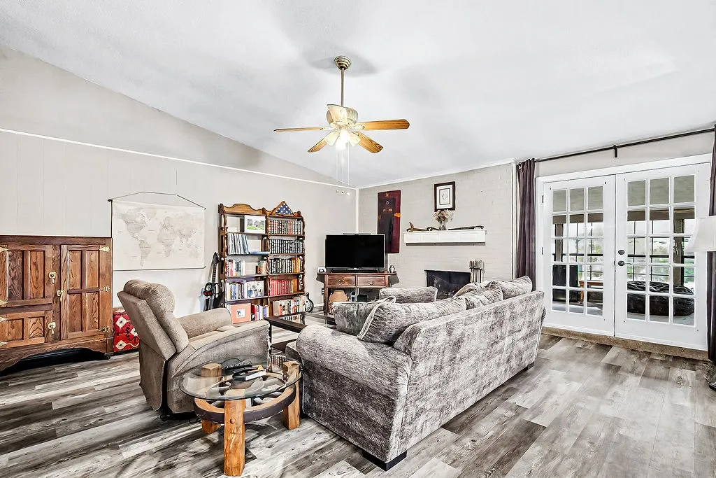 Single Family Residence For Sale in Tarrant County , 2119 Lavon Creek Lane, Arlington, Texas 76006, 3 Bedroom, 2 Bathroom, 2 Garage spaces, 1,576 Sqft, built in 1979, mls#21388690, Real Estate Agent in Arlington, Homes For Sale in Tarrant county, Homes For Sale in Arlington, Realtor in Arlington Texas, Real Estate Brokerage Independent Realty Texas, Luminita Cordes Realtor