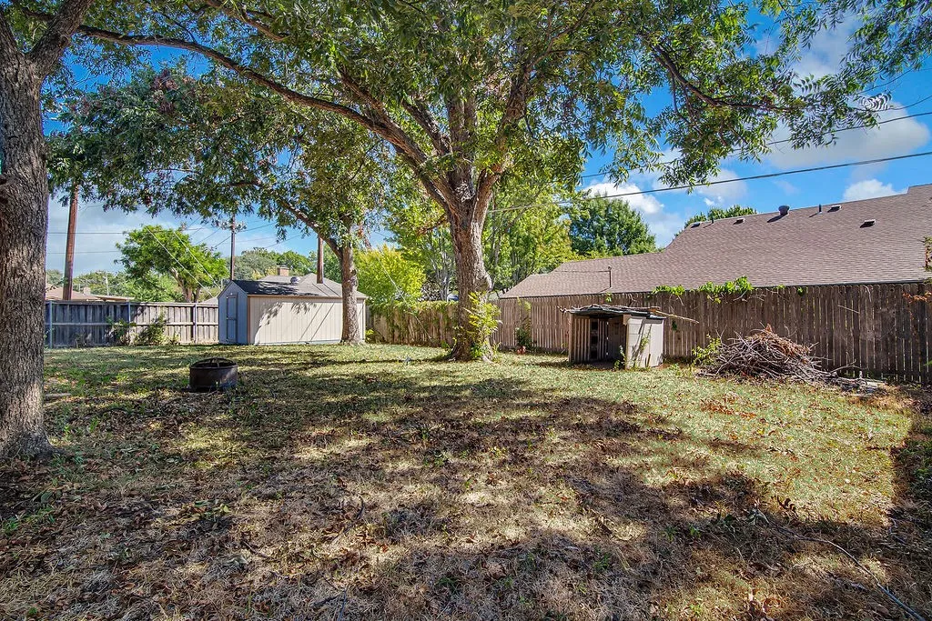 Single Family Residence For Sale in Tarrant County , 2119 Lavon Creek Lane, Arlington, Texas 76006, 3 Bedroom, 2 Bathroom, 2 Garage spaces, 1,576 Sqft, built in 1979, mls#21388690, Real Estate Agent in Arlington, Homes For Sale in Tarrant county, Homes For Sale in Arlington, Realtor in Arlington Texas, Real Estate Brokerage Independent Realty Texas, Luminita Cordes Realtor