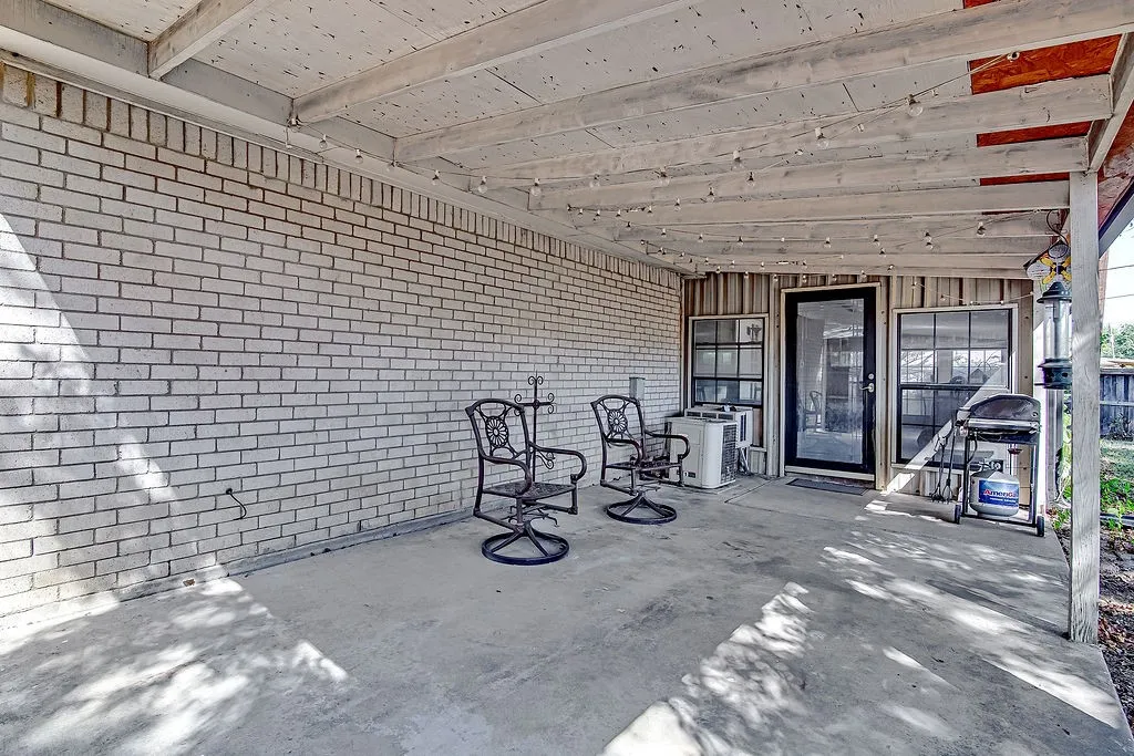 Single Family Residence For Sale in Tarrant County , 2119 Lavon Creek Lane, Arlington, Texas 76006, 3 Bedroom, 2 Bathroom, 2 Garage spaces, 1,576 Sqft, built in 1979, mls#21388690, Real Estate Agent in Arlington, Homes For Sale in Tarrant county, Homes For Sale in Arlington, Realtor in Arlington Texas, Real Estate Brokerage Independent Realty Texas, Luminita Cordes Realtor