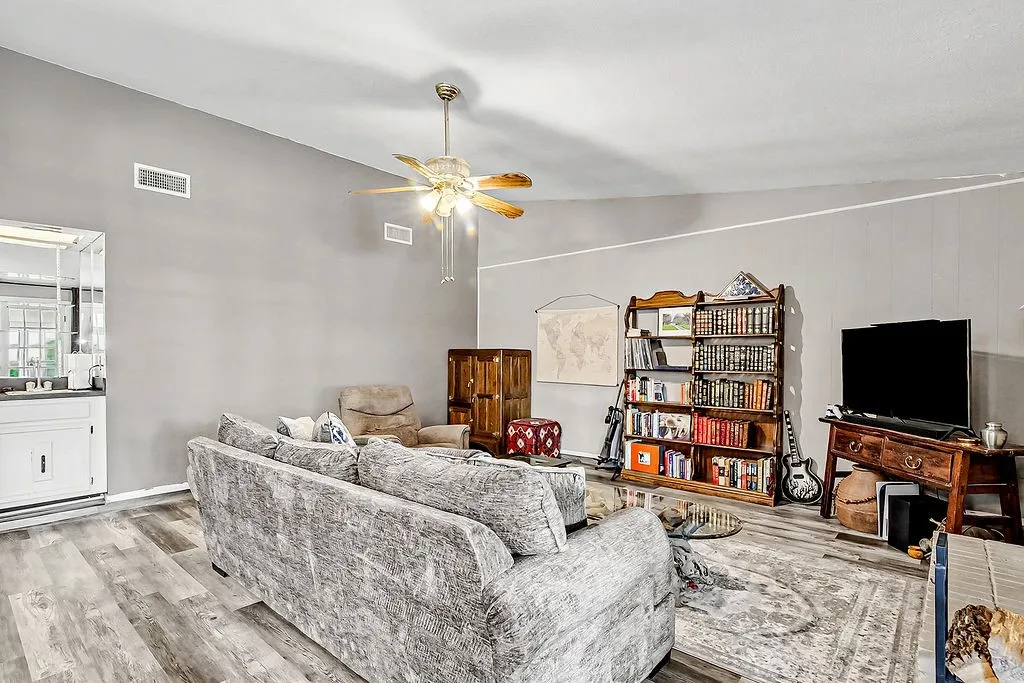 Single Family Residence For Sale in Tarrant County , 2119 Lavon Creek Lane, Arlington, Texas 76006, 3 Bedroom, 2 Bathroom, 2 Garage spaces, 1,576 Sqft, built in 1979, mls#21388690, Real Estate Agent in Arlington, Homes For Sale in Tarrant county, Homes For Sale in Arlington, Realtor in Arlington Texas, Real Estate Brokerage Independent Realty Texas, Luminita Cordes Realtor