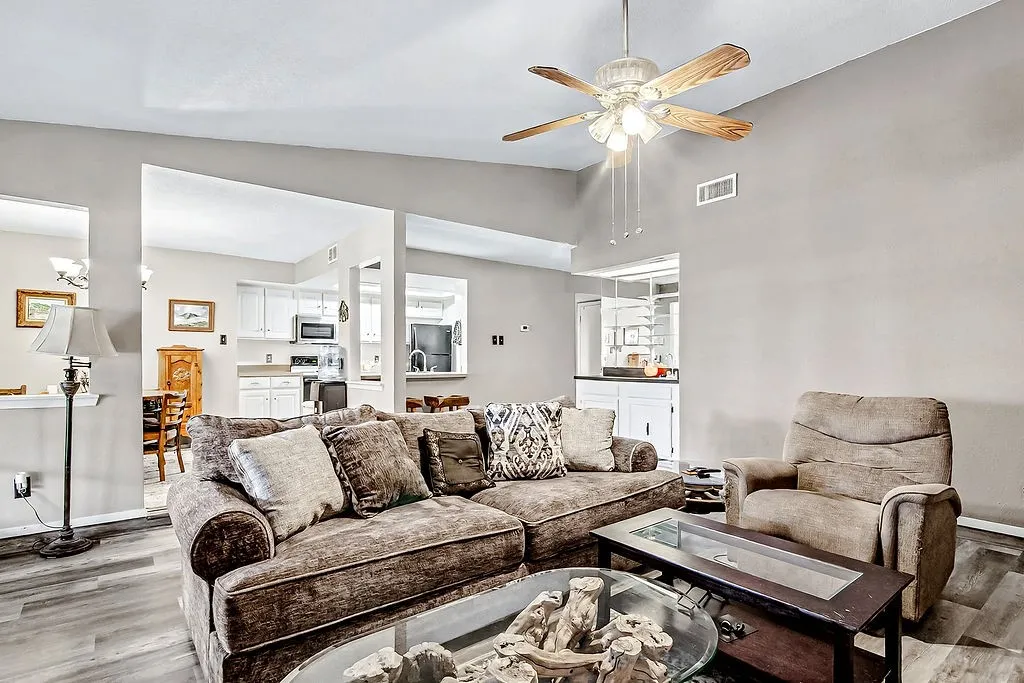 Single Family Residence For Sale in Tarrant County , 2119 Lavon Creek Lane, Arlington, Texas 76006, 3 Bedroom, 2 Bathroom, 2 Garage spaces, 1,576 Sqft, built in 1979, mls#21388690, Real Estate Agent in Arlington, Homes For Sale in Tarrant county, Homes For Sale in Arlington, Realtor in Arlington Texas, Real Estate Brokerage Independent Realty Texas, Luminita Cordes Realtor