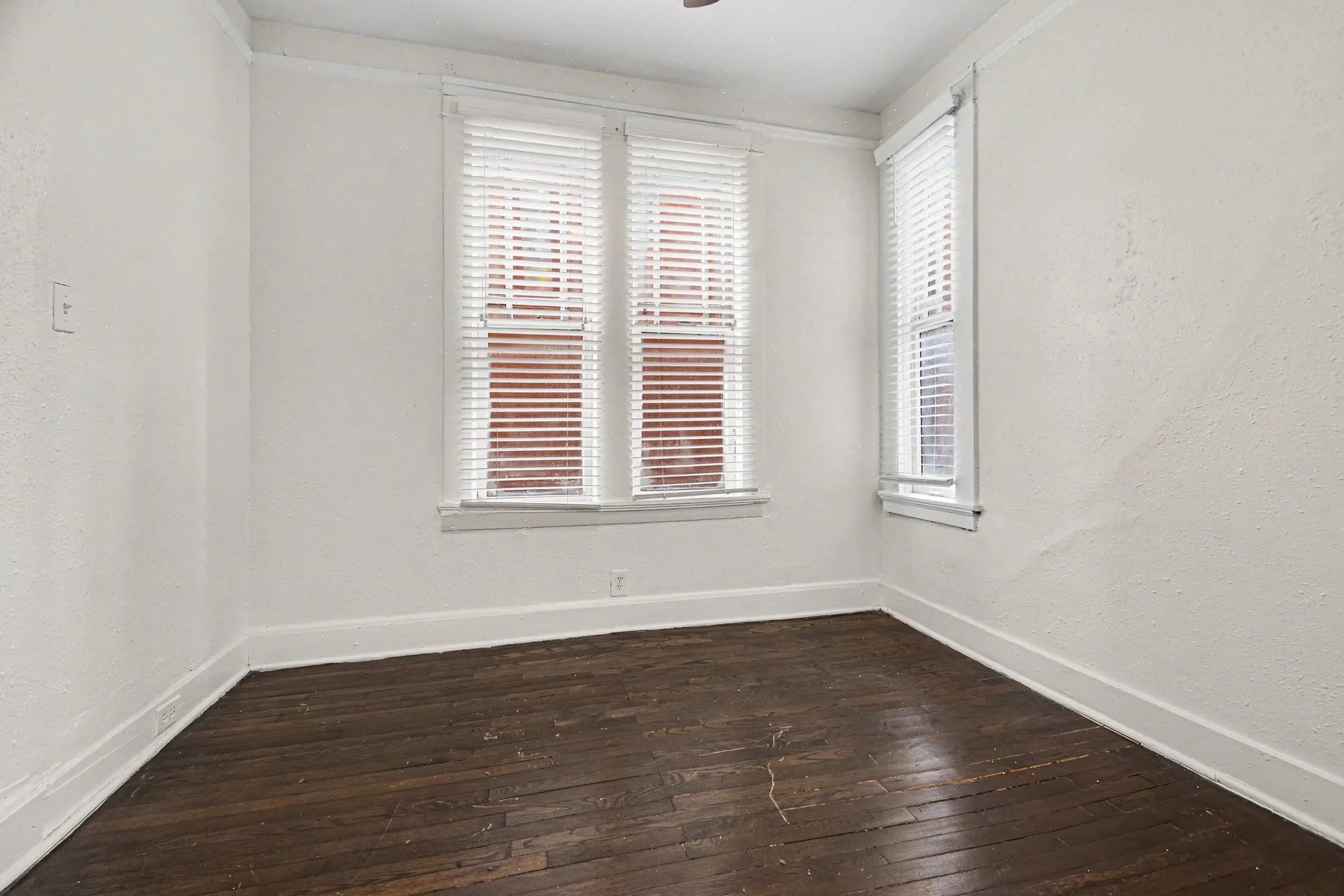 Apartment For Rent in Dallas County , 917 N Haskell Avenue E, Dallas, Texas 75204, 1 Bedroom, 1 Bathroom, Garage spaces, 850 Sqft, built in 1922, mls#21391903, Real Estate Agent in Dallas, Homes For Rent in Dallas county, Homes For Rent in Dallas, Realtor in Dallas Texas, Real Estate Brokerage Independent Realty Texas, Luminita Cordes Realtor