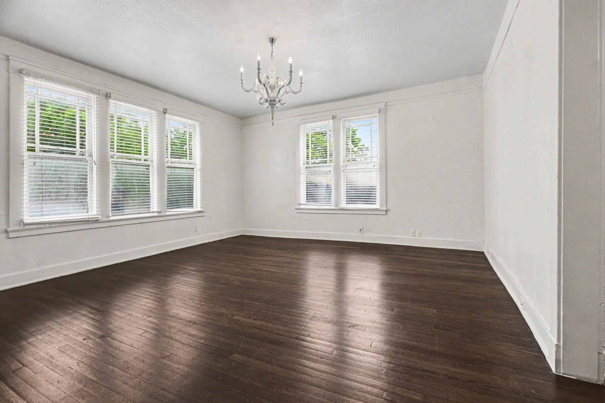 Apartment For Rent in Dallas County , 917 N Haskell Avenue E, Dallas, Texas 75204, 1 Bedroom, 1 Bathroom, Garage spaces, 850 Sqft, built in 1922, mls#21391903, Real Estate Agent in Dallas, Homes For Rent in Dallas county, Homes For Rent in Dallas, Realtor in Dallas Texas, Real Estate Brokerage Independent Realty Texas, Luminita Cordes Realtor