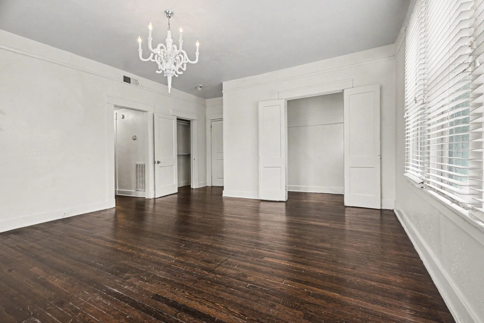 Apartment For Rent in Dallas County , 917 N Haskell Avenue E, Dallas, Texas 75204, 1 Bedroom, 1 Bathroom, Garage spaces, 850 Sqft, built in 1922, mls#21391903, Real Estate Agent in Dallas, Homes For Rent in Dallas county, Homes For Rent in Dallas, Realtor in Dallas Texas, Real Estate Brokerage Independent Realty Texas, Luminita Cordes Realtor