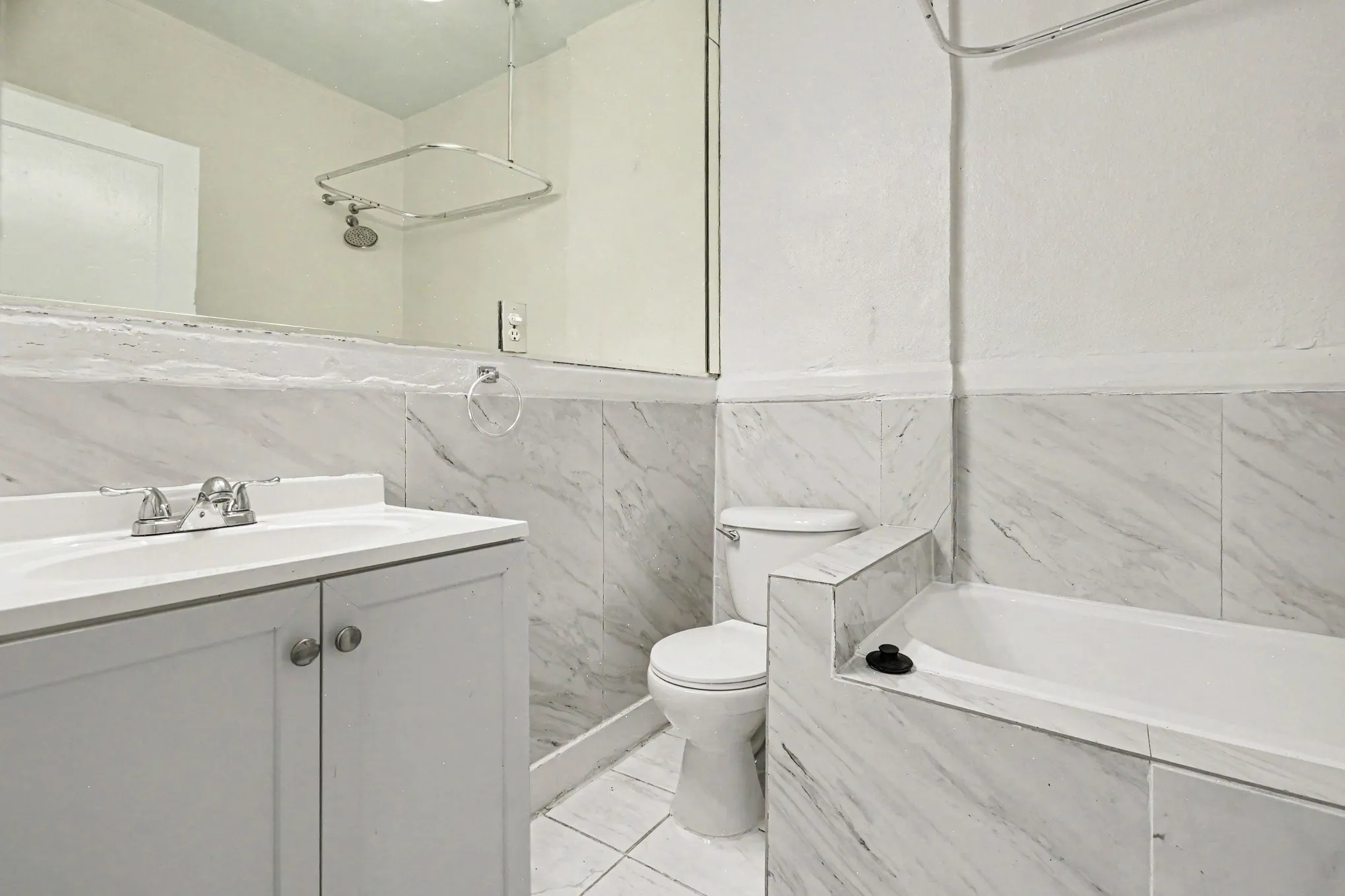 Apartment For Rent in Dallas County , 917 N Haskell Avenue E, Dallas, Texas 75204, 1 Bedroom, 1 Bathroom, Garage spaces, 850 Sqft, built in 1922, mls#21391903, Real Estate Agent in Dallas, Homes For Rent in Dallas county, Homes For Rent in Dallas, Realtor in Dallas Texas, Real Estate Brokerage Independent Realty Texas, Luminita Cordes Realtor