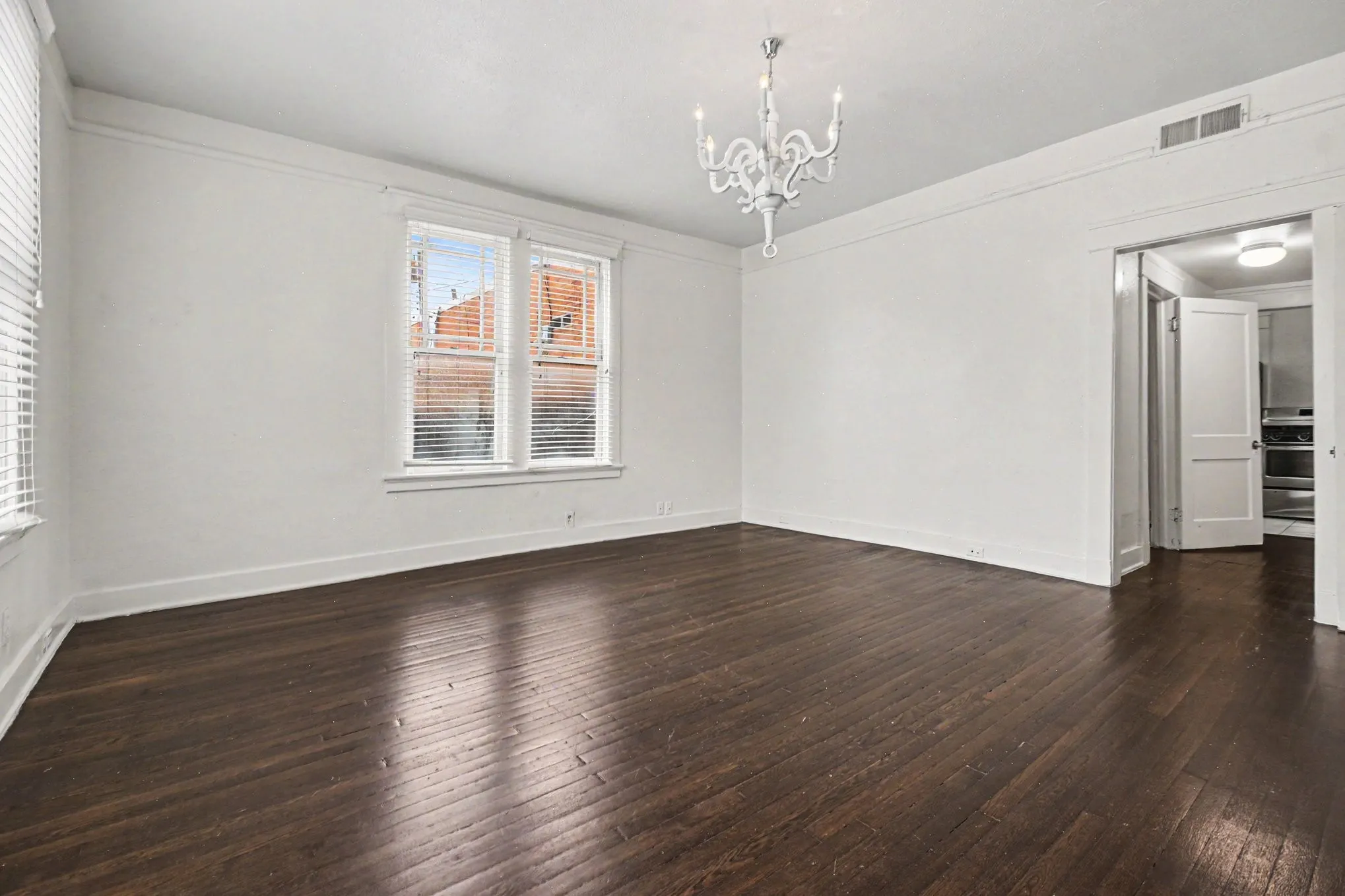 Apartment For Rent in Dallas County , 917 N Haskell Avenue E, Dallas, Texas 75204, 1 Bedroom, 1 Bathroom, Garage spaces, 850 Sqft, built in 1922, mls#21391903, Real Estate Agent in Dallas, Homes For Rent in Dallas county, Homes For Rent in Dallas, Realtor in Dallas Texas, Real Estate Brokerage Independent Realty Texas, Luminita Cordes Realtor
