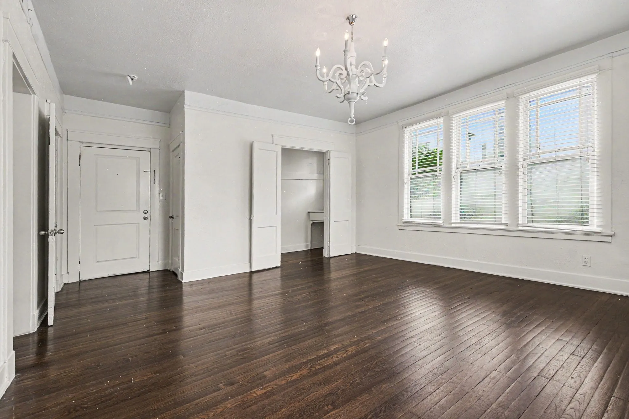 Apartment For Rent in Dallas County , 917 N Haskell Avenue E, Dallas, Texas 75204, 1 Bedroom, 1 Bathroom, Garage spaces, 850 Sqft, built in 1922, mls#21391903, Real Estate Agent in Dallas, Homes For Rent in Dallas county, Homes For Rent in Dallas, Realtor in Dallas Texas, Real Estate Brokerage Independent Realty Texas, Luminita Cordes Realtor