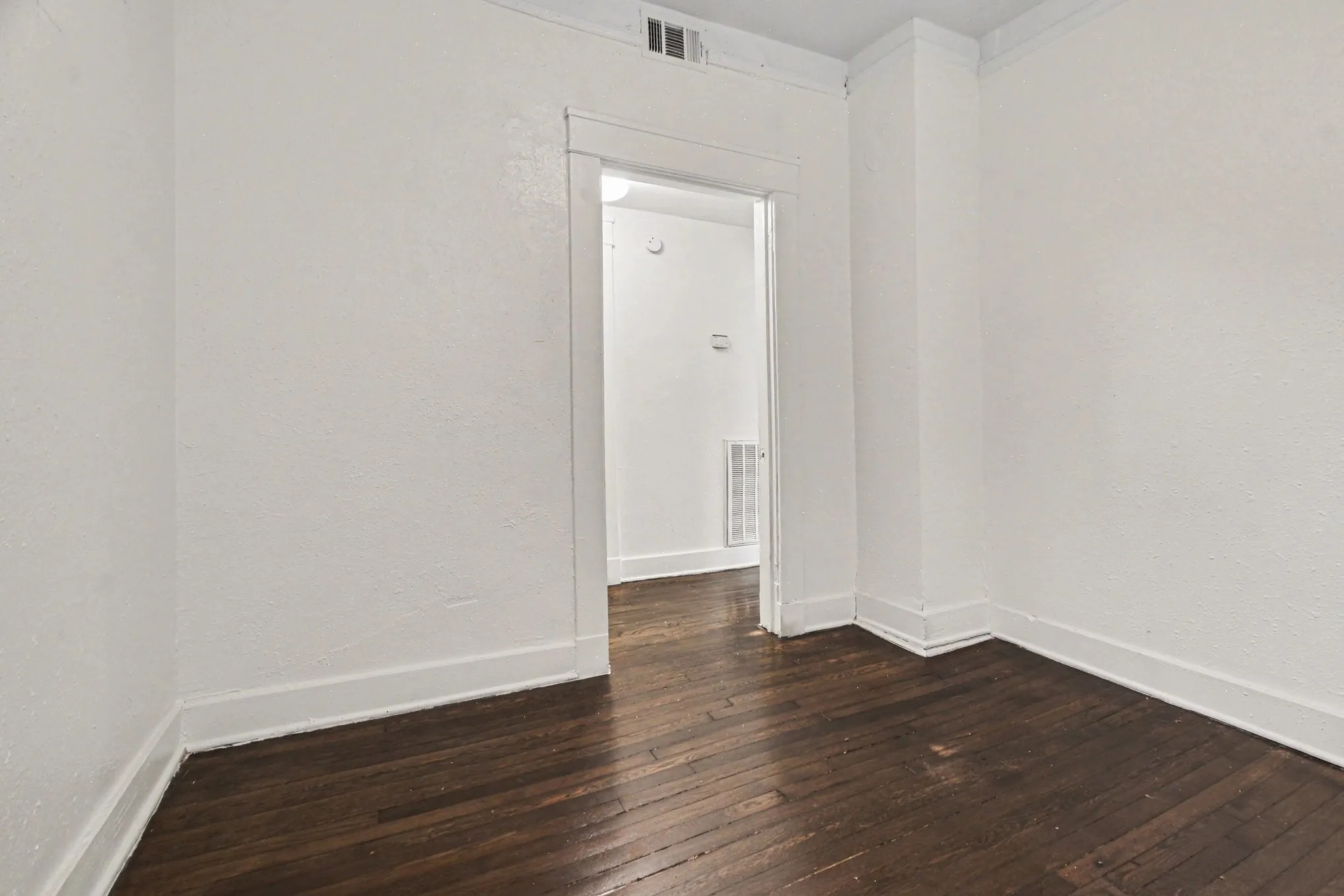 Apartment For Rent in Dallas County , 917 N Haskell Avenue E, Dallas, Texas 75204, 1 Bedroom, 1 Bathroom, Garage spaces, 850 Sqft, built in 1922, mls#21391903, Real Estate Agent in Dallas, Homes For Rent in Dallas county, Homes For Rent in Dallas, Realtor in Dallas Texas, Real Estate Brokerage Independent Realty Texas, Luminita Cordes Realtor
