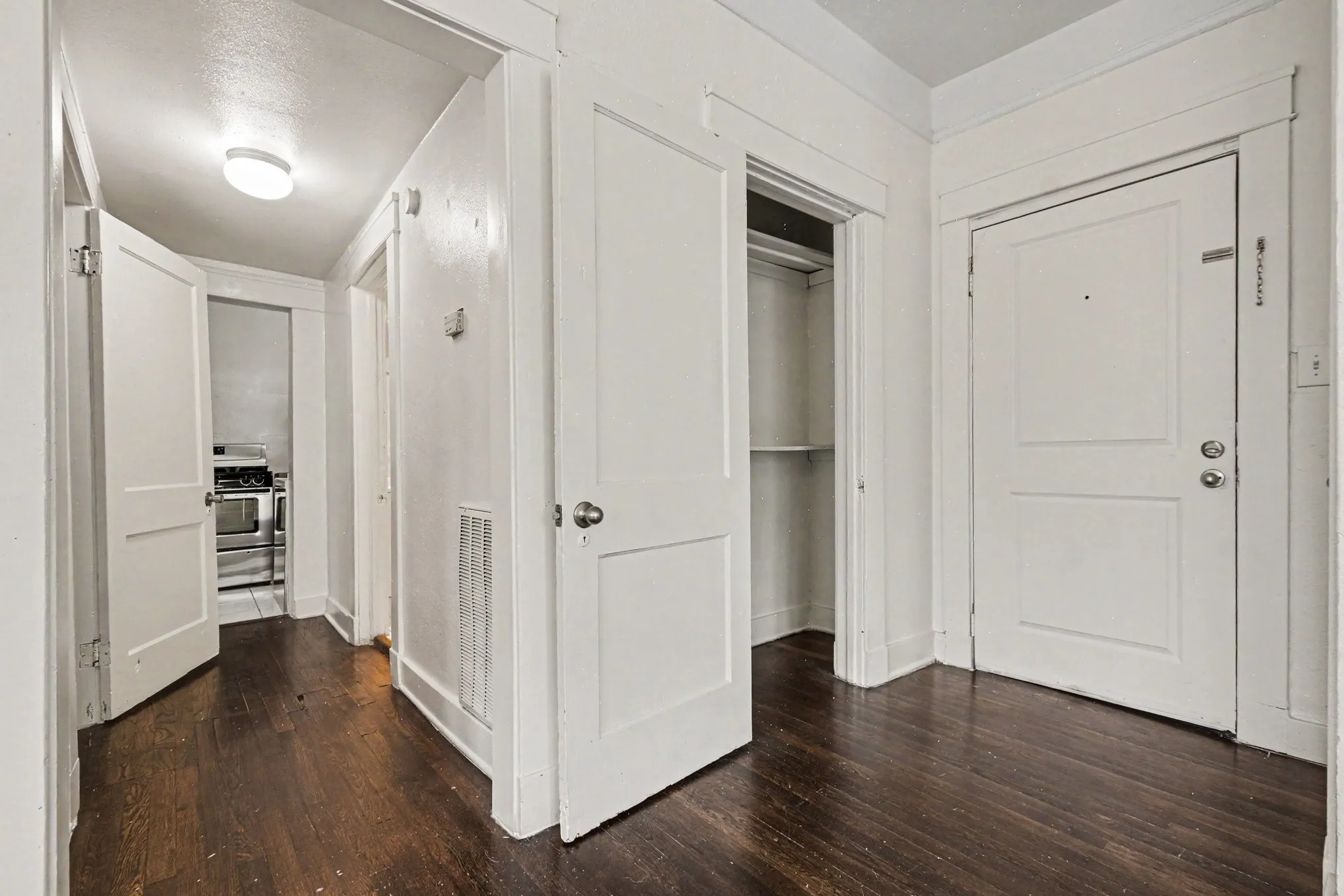 Apartment For Rent in Dallas County , 917 N Haskell Avenue E, Dallas, Texas 75204, 1 Bedroom, 1 Bathroom, Garage spaces, 850 Sqft, built in 1922, mls#21391903, Real Estate Agent in Dallas, Homes For Rent in Dallas county, Homes For Rent in Dallas, Realtor in Dallas Texas, Real Estate Brokerage Independent Realty Texas, Luminita Cordes Realtor