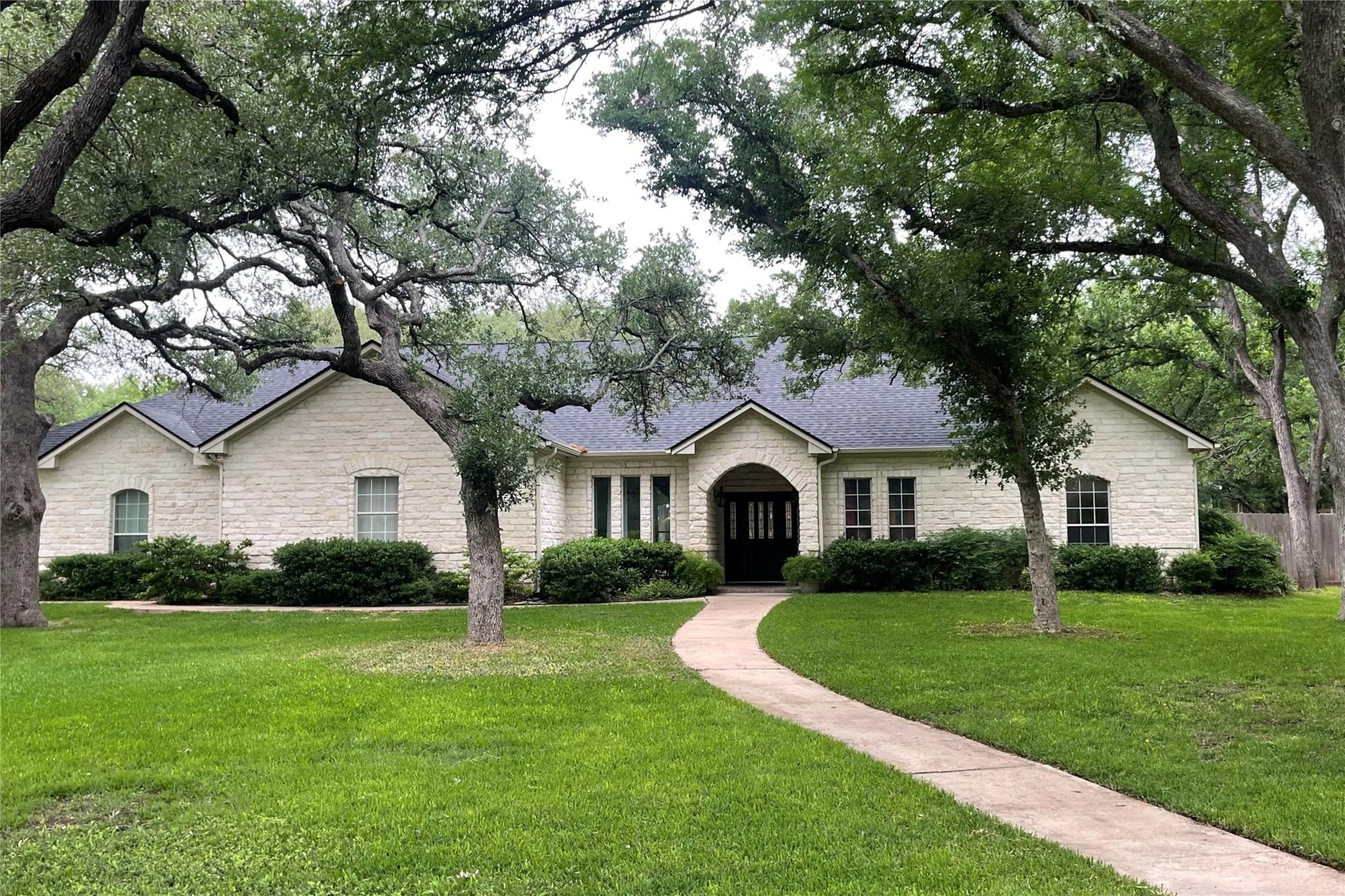 Single Family Residence For Sale in Bell County , 11408 Somerville Drive, Temple, Texas 76502, 4 Bedroom, 3 Bathroom, 3 Garage spaces, 3,029 Sqft, built in 1994, mls#21391821, Real Estate Agent in Temple, Homes For Sale in Bell county, Homes For Sale in Temple, Realtor in Temple Texas, Real Estate Brokerage Independent Realty Texas, Luminita Cordes Realtor