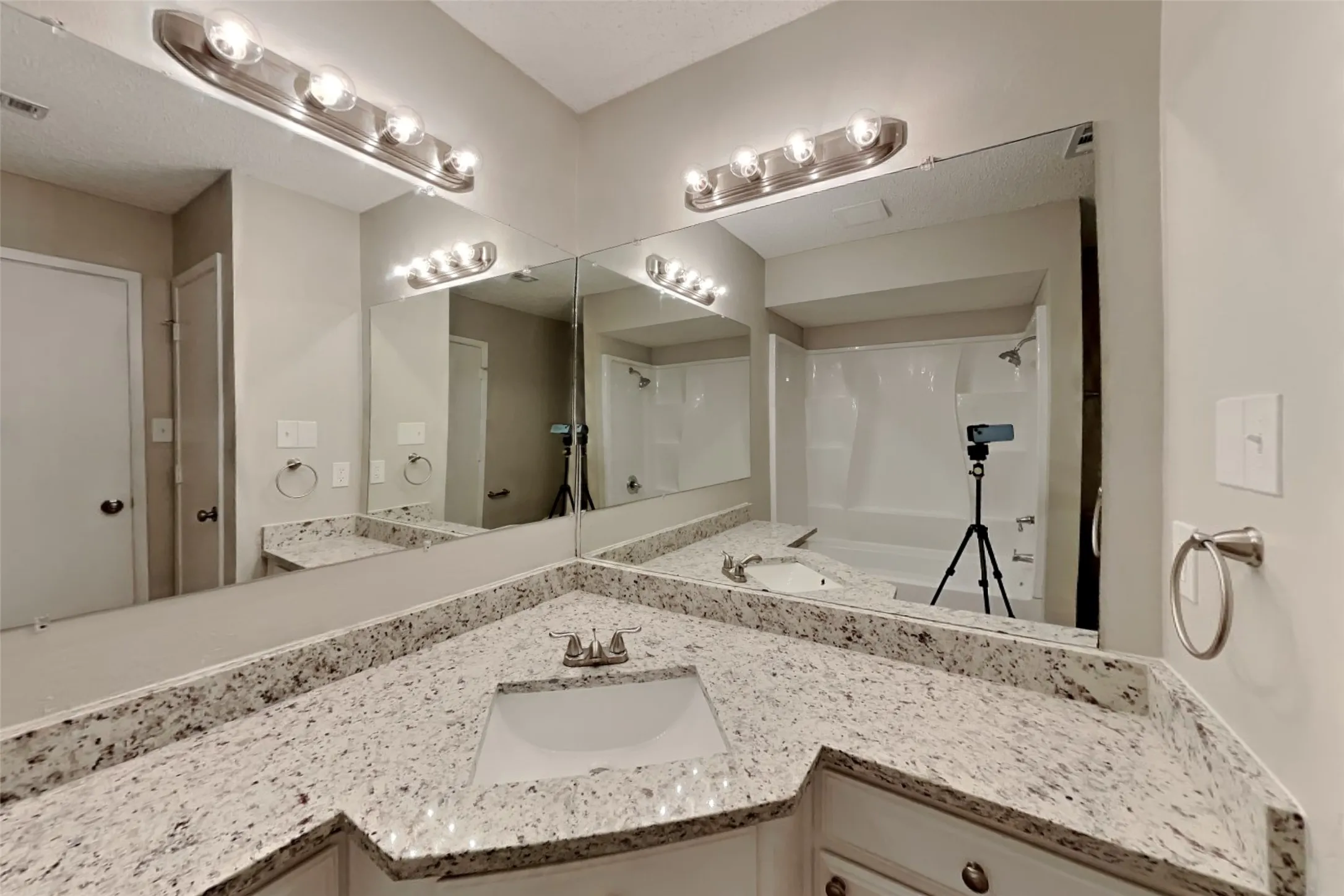 Single Family Residence For Rent in Tarrant County , 1702 Crimson Court, Arlington, Texas 76018, 3 Bedroom, 2 Bathroom, 2 Garage spaces, 1,574 Sqft, built in 1981, mls#21391923, Real Estate Agent in Arlington, Homes For Rent in Tarrant county, Homes For Rent in Arlington, Realtor in Arlington Texas, Real Estate Brokerage Independent Realty Texas, Luminita Cordes Realtor