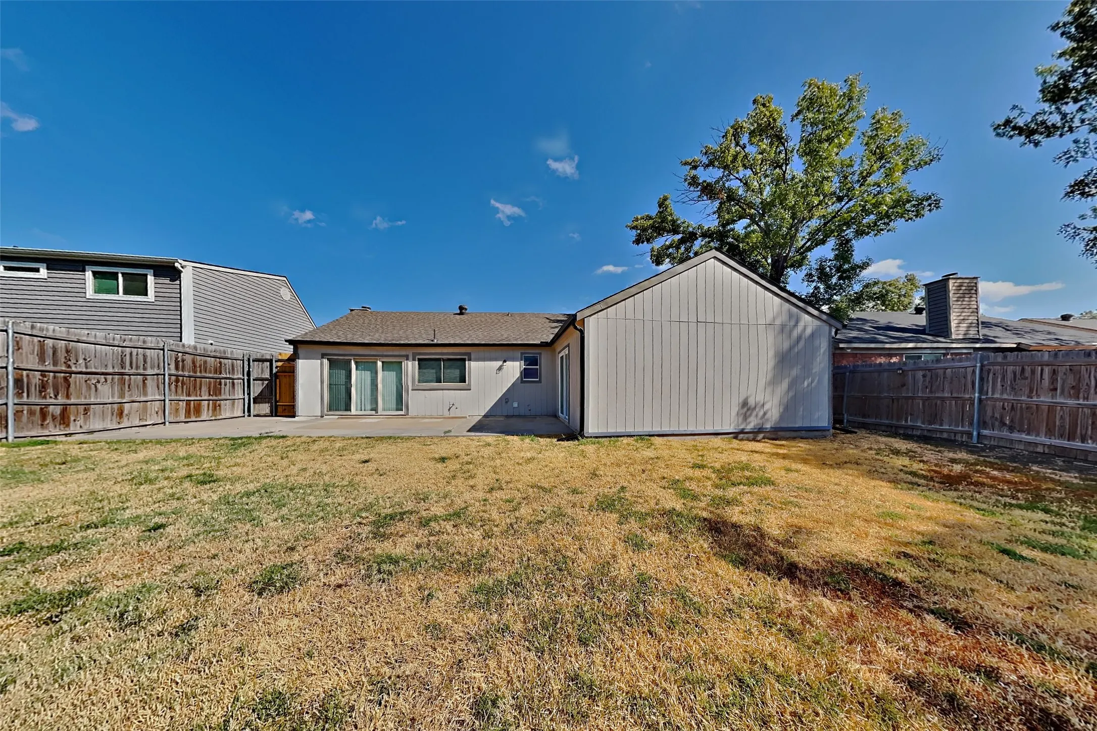 Single Family Residence For Rent in Tarrant County , 1702 Crimson Court, Arlington, Texas 76018, 3 Bedroom, 2 Bathroom, 2 Garage spaces, 1,574 Sqft, built in 1981, mls#21391923, Real Estate Agent in Arlington, Homes For Rent in Tarrant county, Homes For Rent in Arlington, Realtor in Arlington Texas, Real Estate Brokerage Independent Realty Texas, Luminita Cordes Realtor