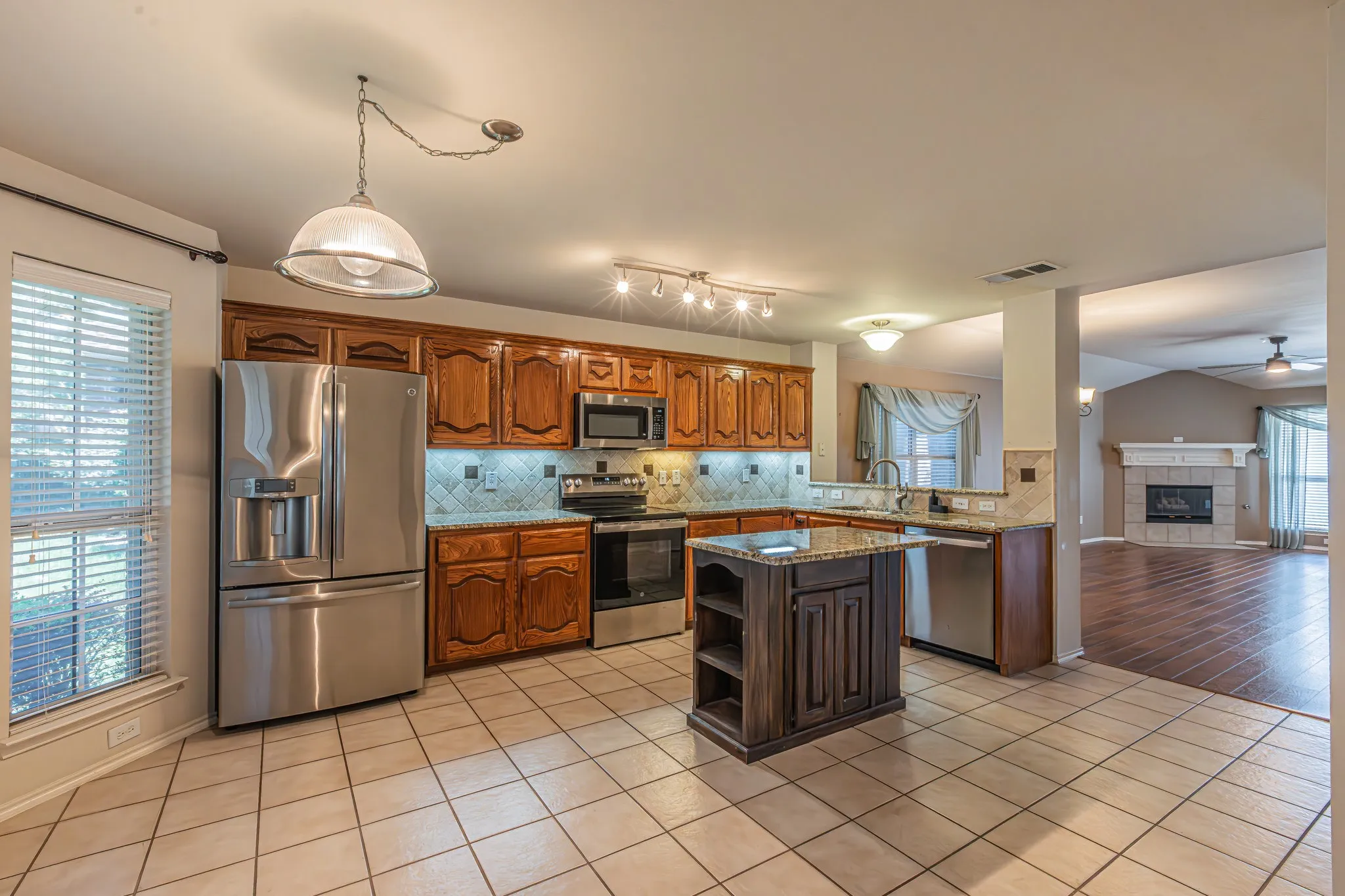 Single Family Residence For Sale in Rockwall County , 2851 Tractor Trail, Rockwall, Texas 75032, 3 Bedroom, 2 Bathroom, 2 Garage spaces, 1,872 Sqft, built in 2006, mls#21391938, Real Estate Agent in Rockwall, Homes For Sale in Rockwall county, Homes For Sale in Rockwall, Realtor in Rockwall Texas, Real Estate Brokerage Independent Realty Texas, Luminita Cordes Realtor