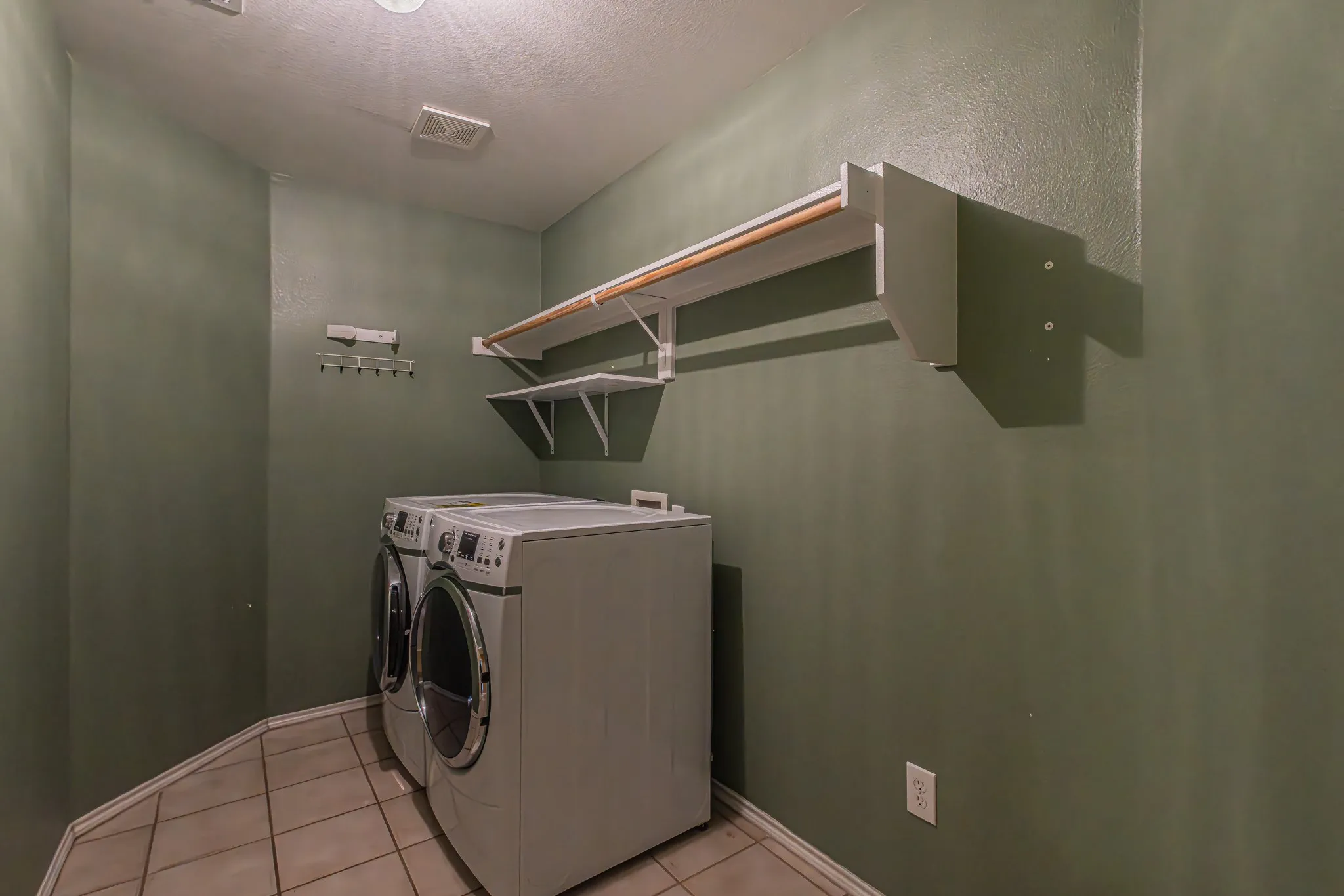 Single Family Residence For Sale in Rockwall County , 2851 Tractor Trail, Rockwall, Texas 75032, 3 Bedroom, 2 Bathroom, 2 Garage spaces, 1,872 Sqft, built in 2006, mls#21391938, Real Estate Agent in Rockwall, Homes For Sale in Rockwall county, Homes For Sale in Rockwall, Realtor in Rockwall Texas, Real Estate Brokerage Independent Realty Texas, Luminita Cordes Realtor