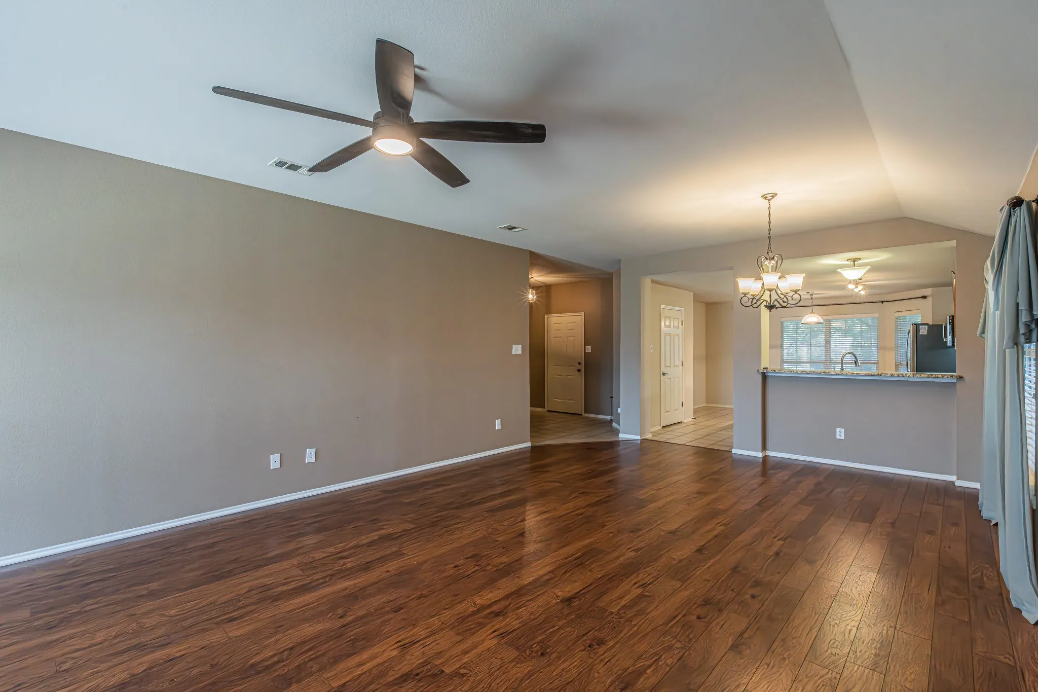 Single Family Residence For Sale in Rockwall County , 2851 Tractor Trail, Rockwall, Texas 75032, 3 Bedroom, 2 Bathroom, 2 Garage spaces, 1,872 Sqft, built in 2006, mls#21391938, Real Estate Agent in Rockwall, Homes For Sale in Rockwall county, Homes For Sale in Rockwall, Realtor in Rockwall Texas, Real Estate Brokerage Independent Realty Texas, Luminita Cordes Realtor