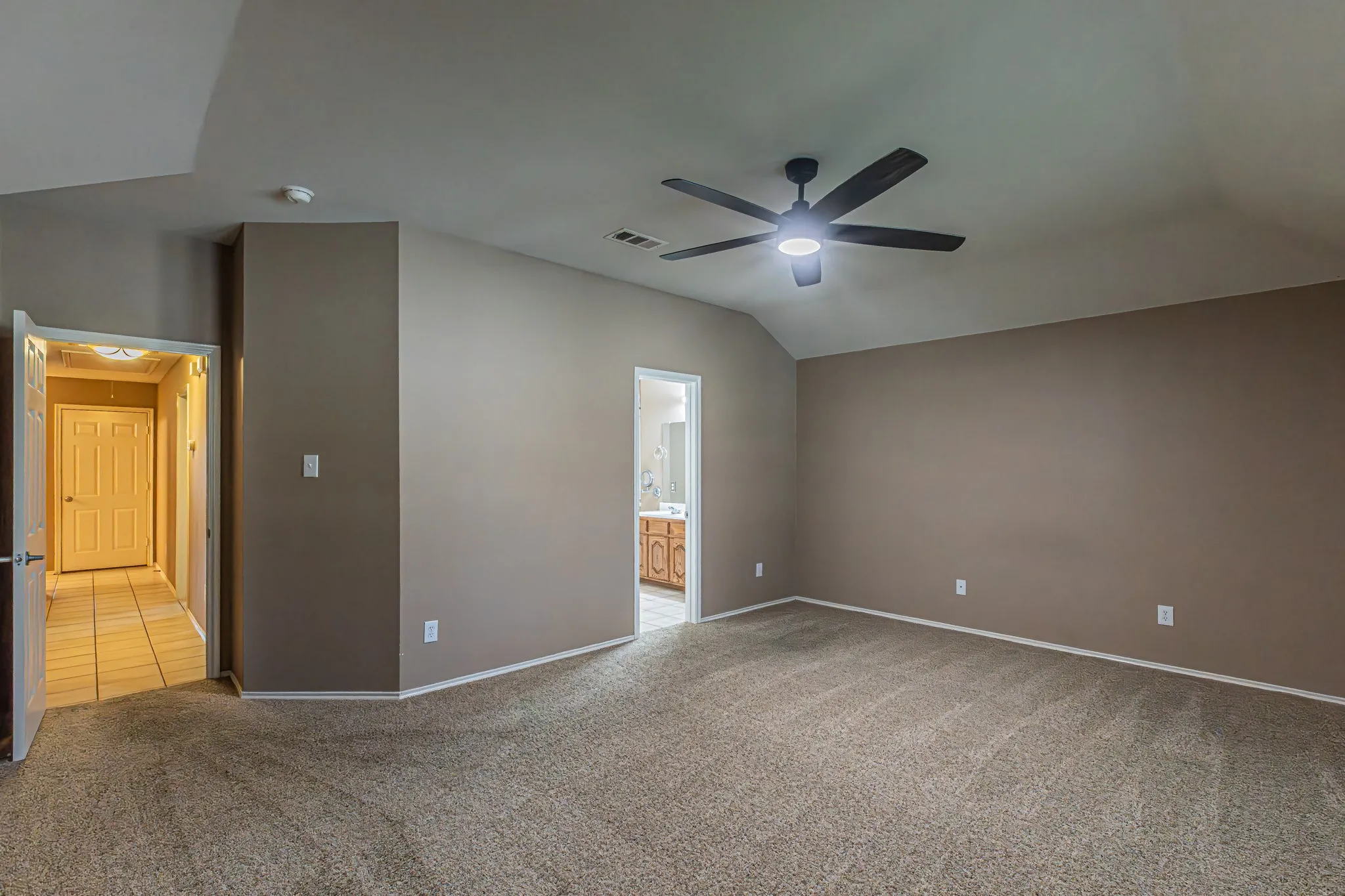 Single Family Residence For Sale in Rockwall County , 2851 Tractor Trail, Rockwall, Texas 75032, 3 Bedroom, 2 Bathroom, 2 Garage spaces, 1,872 Sqft, built in 2006, mls#21391938, Real Estate Agent in Rockwall, Homes For Sale in Rockwall county, Homes For Sale in Rockwall, Realtor in Rockwall Texas, Real Estate Brokerage Independent Realty Texas, Luminita Cordes Realtor