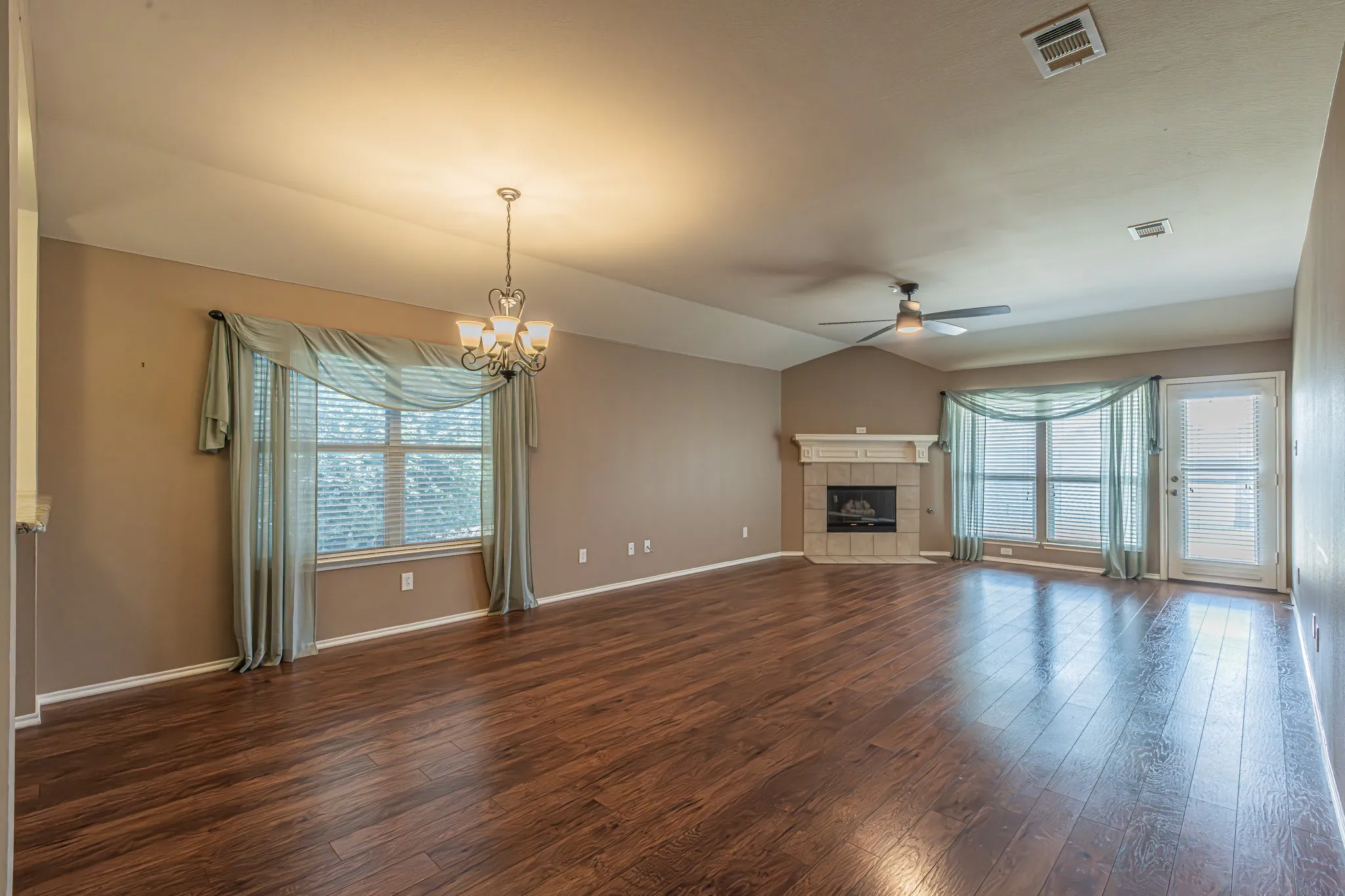 Single Family Residence For Sale in Rockwall County , 2851 Tractor Trail, Rockwall, Texas 75032, 3 Bedroom, 2 Bathroom, 2 Garage spaces, 1,872 Sqft, built in 2006, mls#21391938, Real Estate Agent in Rockwall, Homes For Sale in Rockwall county, Homes For Sale in Rockwall, Realtor in Rockwall Texas, Real Estate Brokerage Independent Realty Texas, Luminita Cordes Realtor