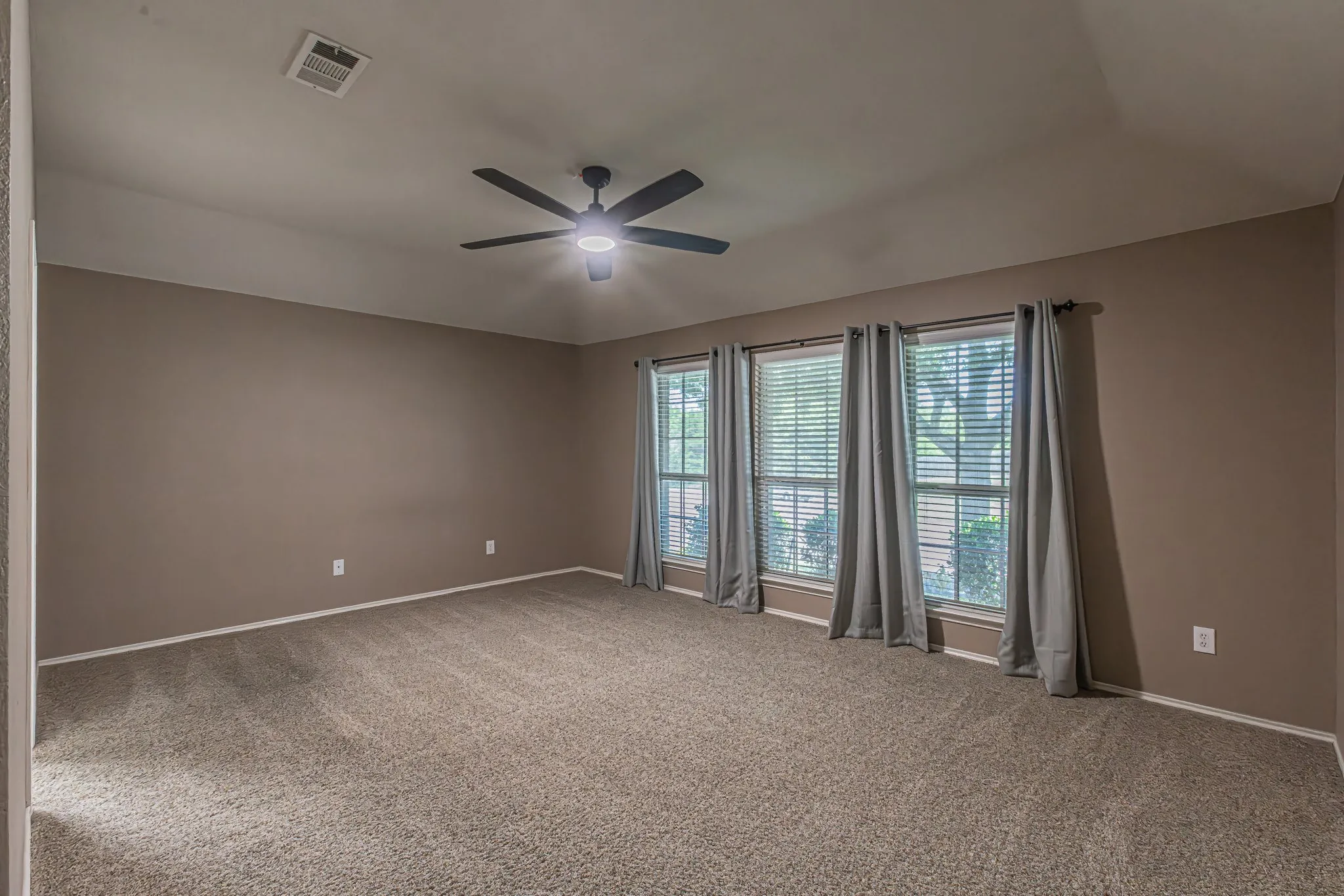 Single Family Residence For Sale in Rockwall County , 2851 Tractor Trail, Rockwall, Texas 75032, 3 Bedroom, 2 Bathroom, 2 Garage spaces, 1,872 Sqft, built in 2006, mls#21391938, Real Estate Agent in Rockwall, Homes For Sale in Rockwall county, Homes For Sale in Rockwall, Realtor in Rockwall Texas, Real Estate Brokerage Independent Realty Texas, Luminita Cordes Realtor