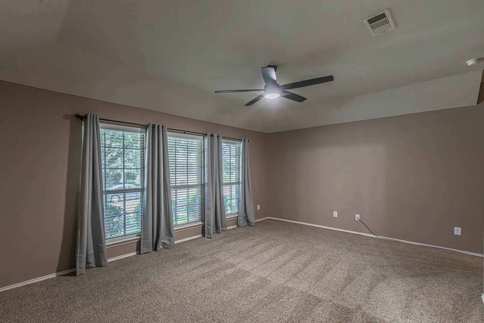 Single Family Residence For Sale in Rockwall County , 2851 Tractor Trail, Rockwall, Texas 75032, 3 Bedroom, 2 Bathroom, 2 Garage spaces, 1,872 Sqft, built in 2006, mls#21391938, Real Estate Agent in Rockwall, Homes For Sale in Rockwall county, Homes For Sale in Rockwall, Realtor in Rockwall Texas, Real Estate Brokerage Independent Realty Texas, Luminita Cordes Realtor