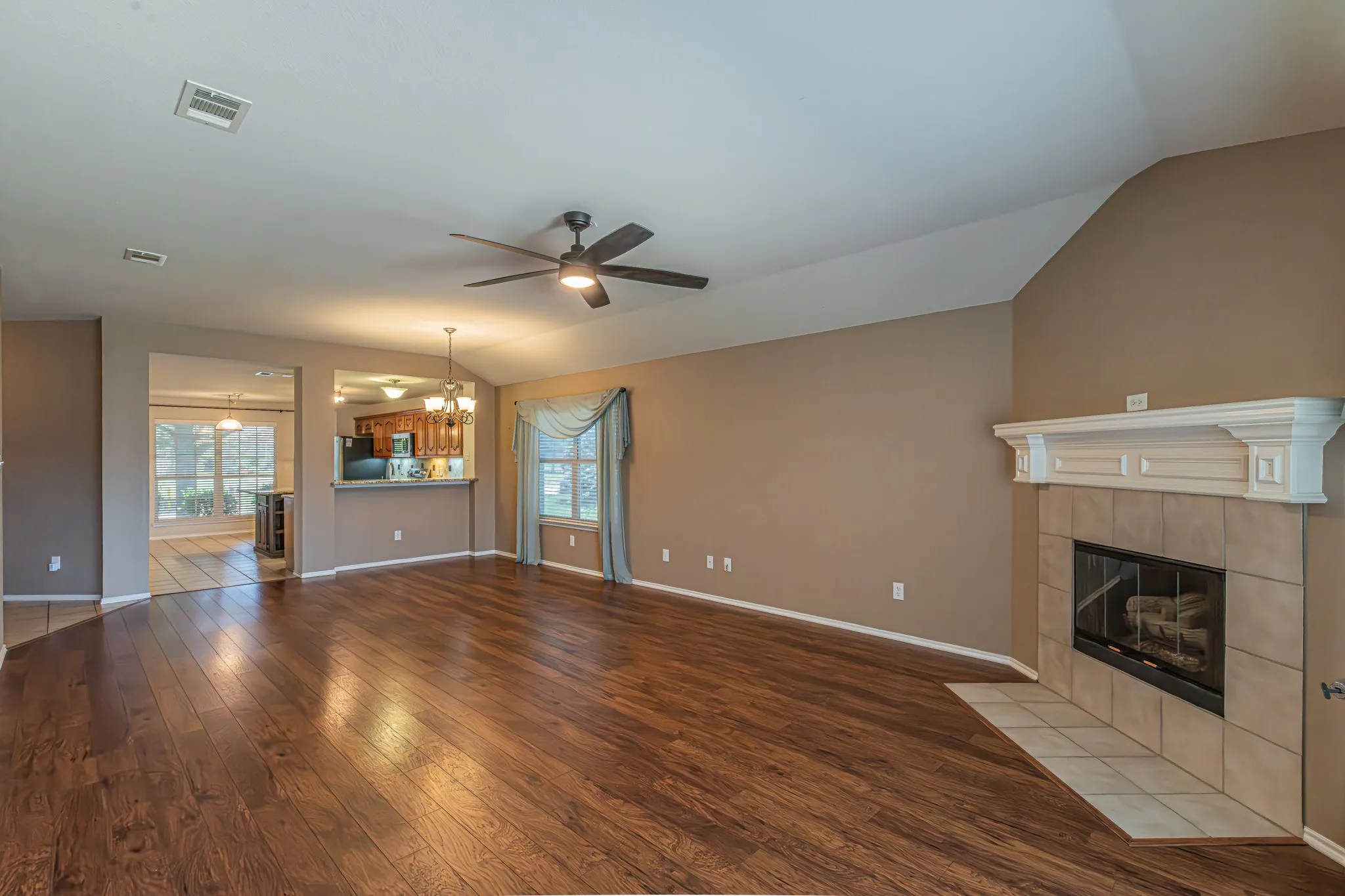 Single Family Residence For Sale in Rockwall County , 2851 Tractor Trail, Rockwall, Texas 75032, 3 Bedroom, 2 Bathroom, 2 Garage spaces, 1,872 Sqft, built in 2006, mls#21391938, Real Estate Agent in Rockwall, Homes For Sale in Rockwall county, Homes For Sale in Rockwall, Realtor in Rockwall Texas, Real Estate Brokerage Independent Realty Texas, Luminita Cordes Realtor