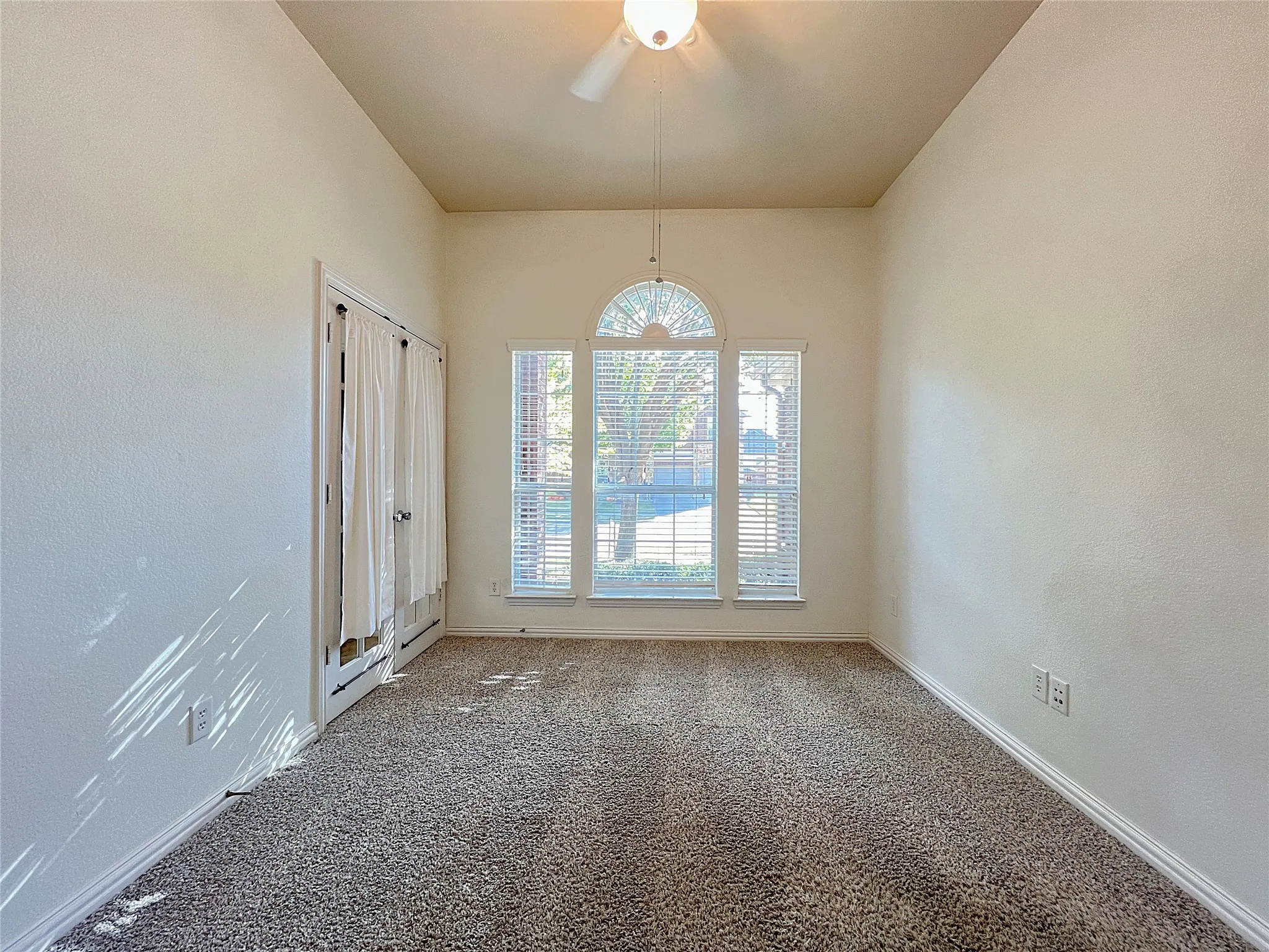 Single Family Residence For Rent in Denton County , 4120 Colina Avenue, Denton, Texas 76210, 4 Bedroom, 2 Bathroom, 2 Garage spaces, 2,140 Sqft, built in 2009, mls#21391953, Real Estate Agent in Denton, Homes For Rent in Denton county, Homes For Rent in Denton, Realtor in Denton Texas, Real Estate Brokerage Independent Realty Texas, Luminita Cordes Realtor