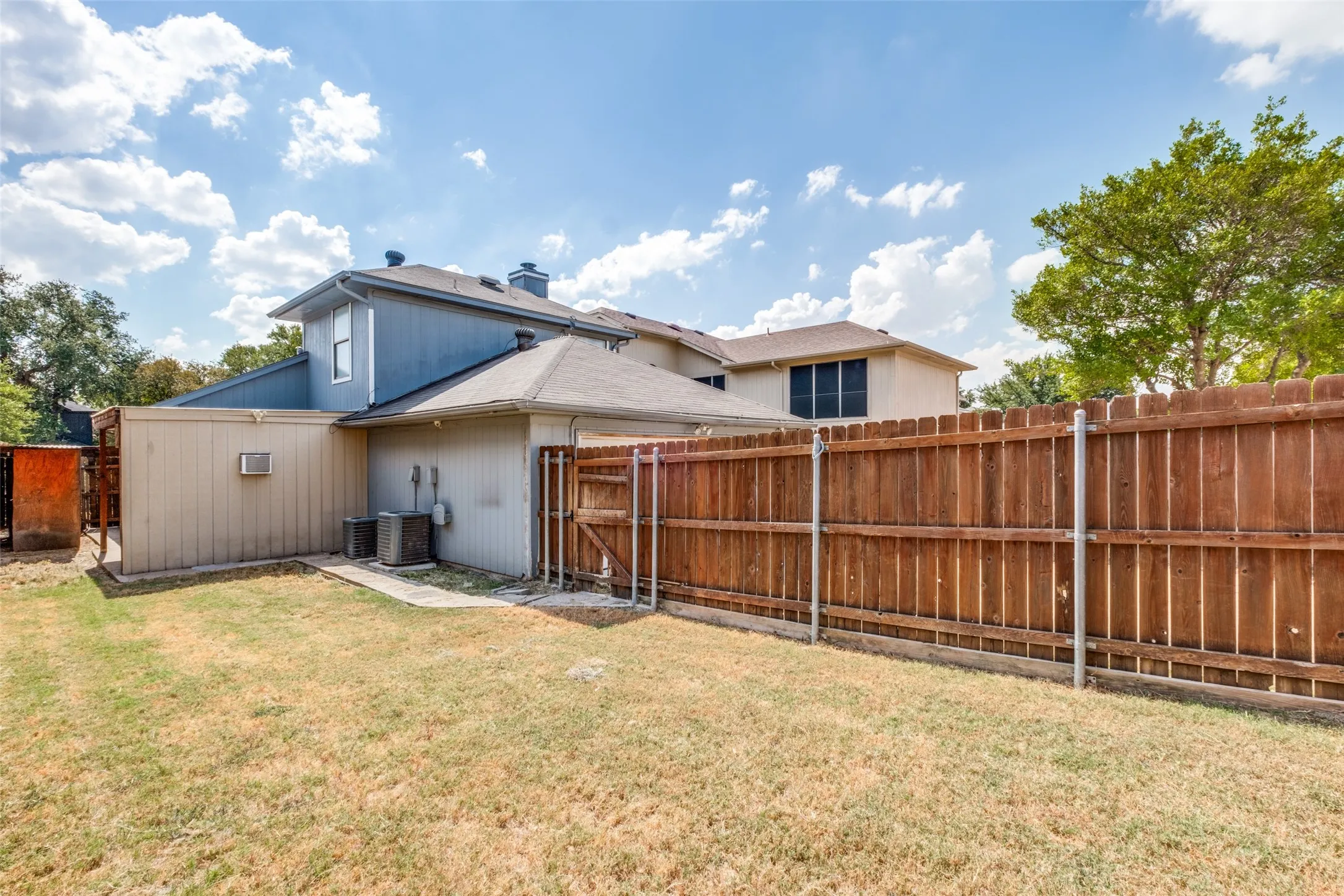 Single Family Residence For Sale in Dallas County , 1733 Palo Alto Drive, Mesquite, Texas 75150, 3 Bedroom, 2 Bathroom, 2 Garage spaces, 1,599 Sqft, built in 1989, mls#21346685, Real Estate Agent in Mesquite, Homes For Sale in Dallas county, Homes For Sale in Mesquite, Realtor in Mesquite Texas, Real Estate Brokerage Independent Realty Texas, Luminita Cordes Realtor