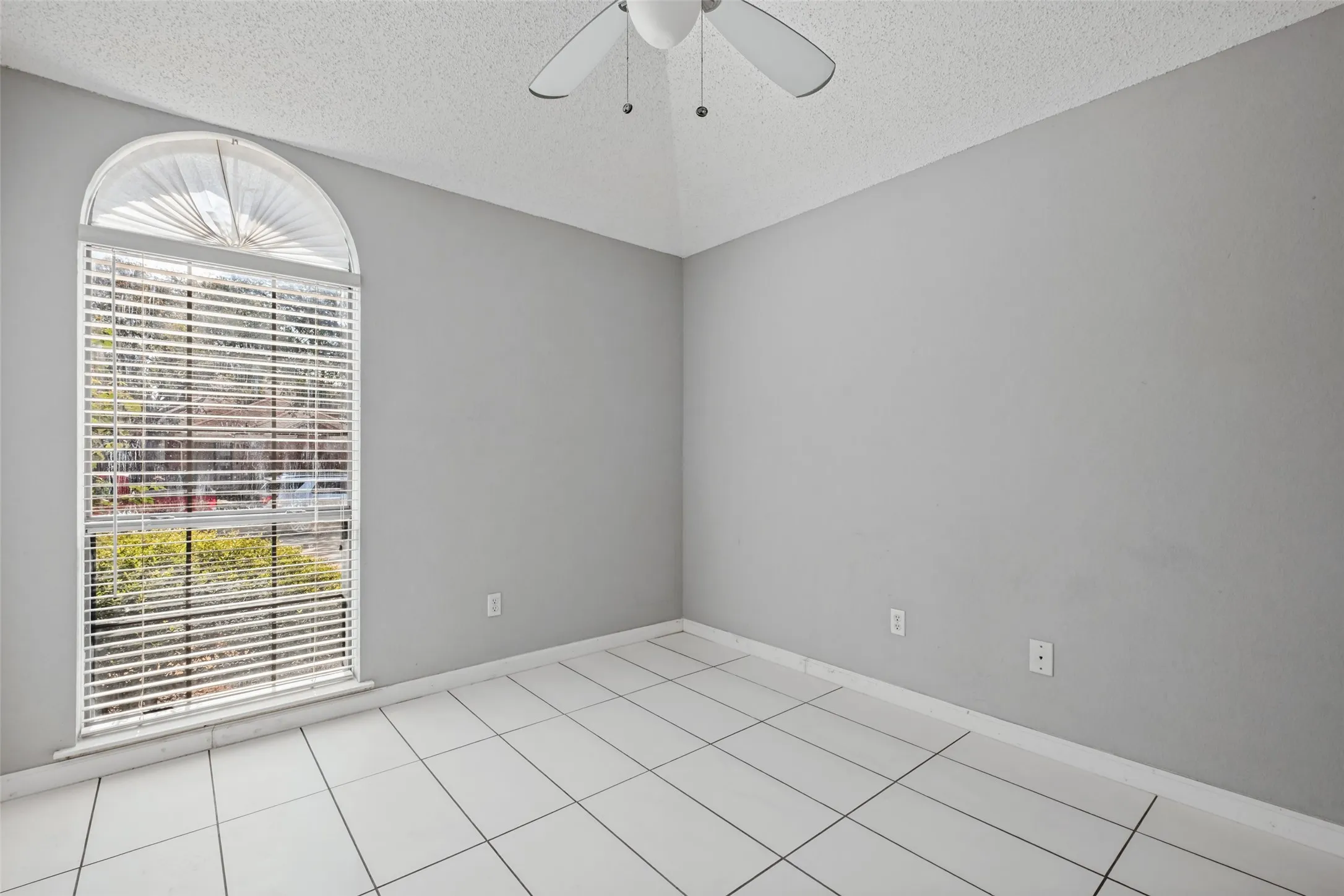 Single Family Residence For Sale in Dallas County , 1733 Palo Alto Drive, Mesquite, Texas 75150, 3 Bedroom, 2 Bathroom, 2 Garage spaces, 1,599 Sqft, built in 1989, mls#21346685, Real Estate Agent in Mesquite, Homes For Sale in Dallas county, Homes For Sale in Mesquite, Realtor in Mesquite Texas, Real Estate Brokerage Independent Realty Texas, Luminita Cordes Realtor