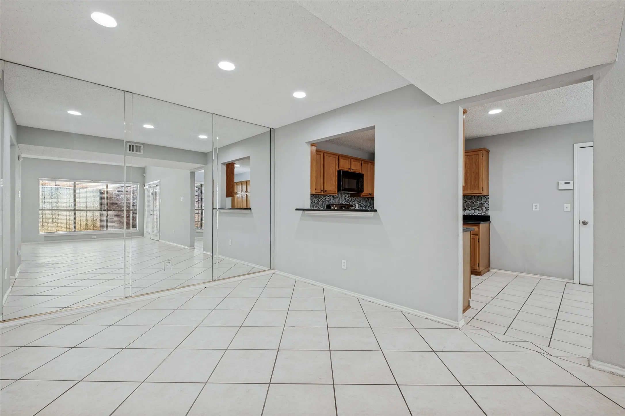 Single Family Residence For Sale in Dallas County , 1733 Palo Alto Drive, Mesquite, Texas 75150, 3 Bedroom, 2 Bathroom, 2 Garage spaces, 1,599 Sqft, built in 1989, mls#21346685, Real Estate Agent in Mesquite, Homes For Sale in Dallas county, Homes For Sale in Mesquite, Realtor in Mesquite Texas, Real Estate Brokerage Independent Realty Texas, Luminita Cordes Realtor