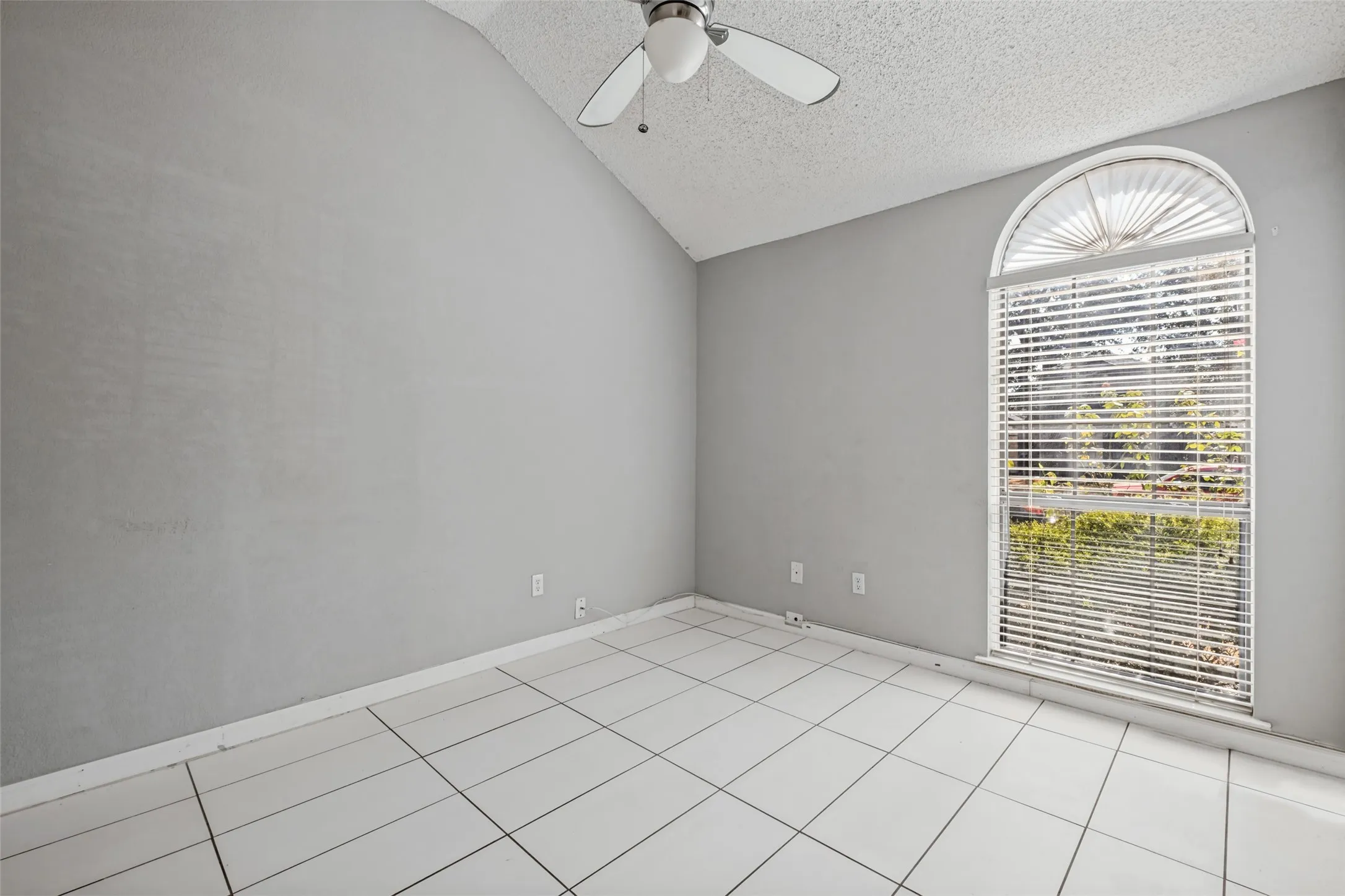 Single Family Residence For Sale in Dallas County , 1733 Palo Alto Drive, Mesquite, Texas 75150, 3 Bedroom, 2 Bathroom, 2 Garage spaces, 1,599 Sqft, built in 1989, mls#21346685, Real Estate Agent in Mesquite, Homes For Sale in Dallas county, Homes For Sale in Mesquite, Realtor in Mesquite Texas, Real Estate Brokerage Independent Realty Texas, Luminita Cordes Realtor