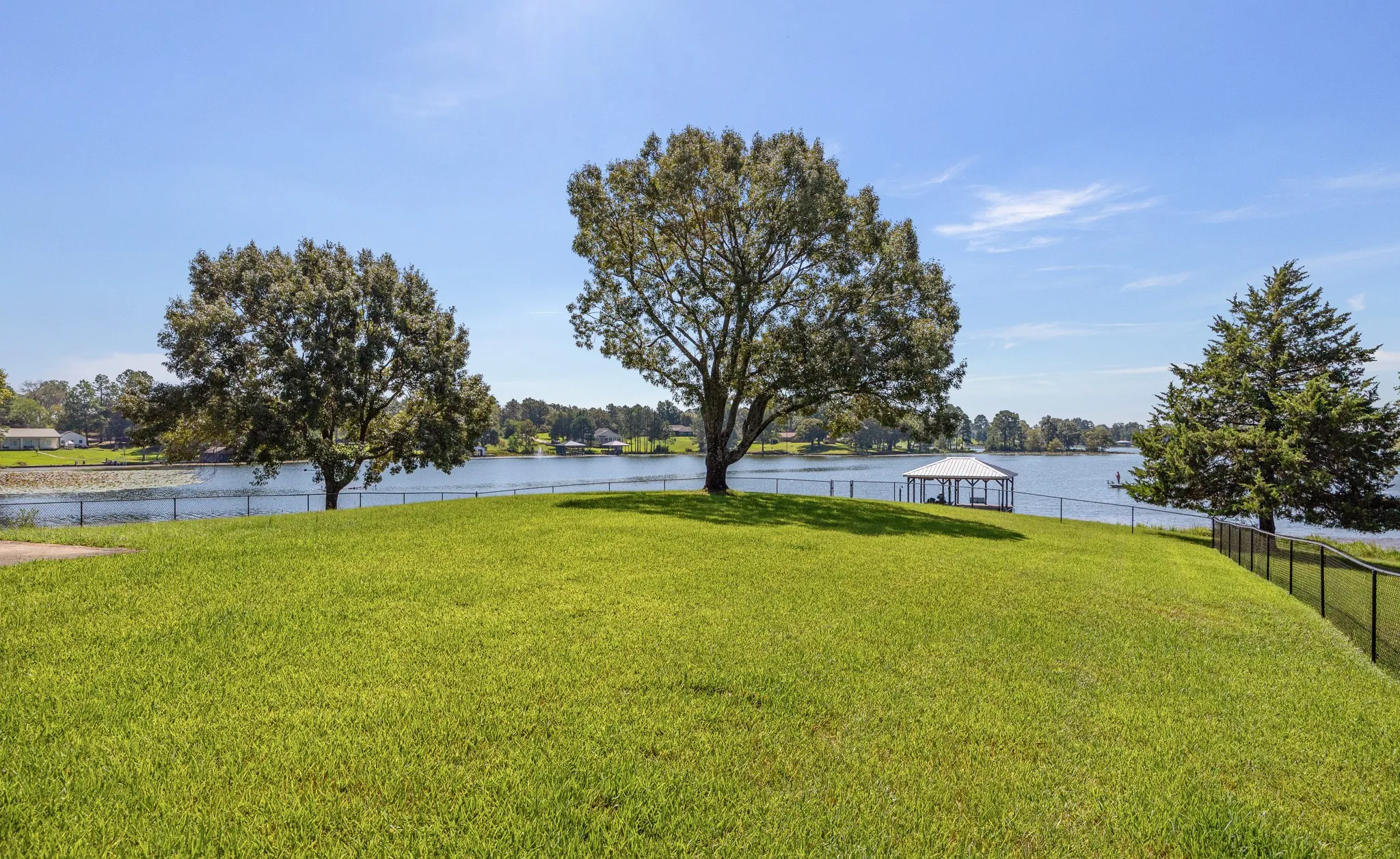 Single Family Residence For Sale in Henderson County , 8155 E Lake, Murchison, Texas 75778, 3 Bedroom, 3 Bathroom, 2 Garage spaces, 2,478 Sqft, built in 2011, mls#21385863, Real Estate Agent in Murchison, Homes For Sale in Henderson county, Homes For Sale in Murchison, Realtor in Murchison Texas, Real Estate Brokerage Independent Realty Texas, Luminita Cordes Realtor