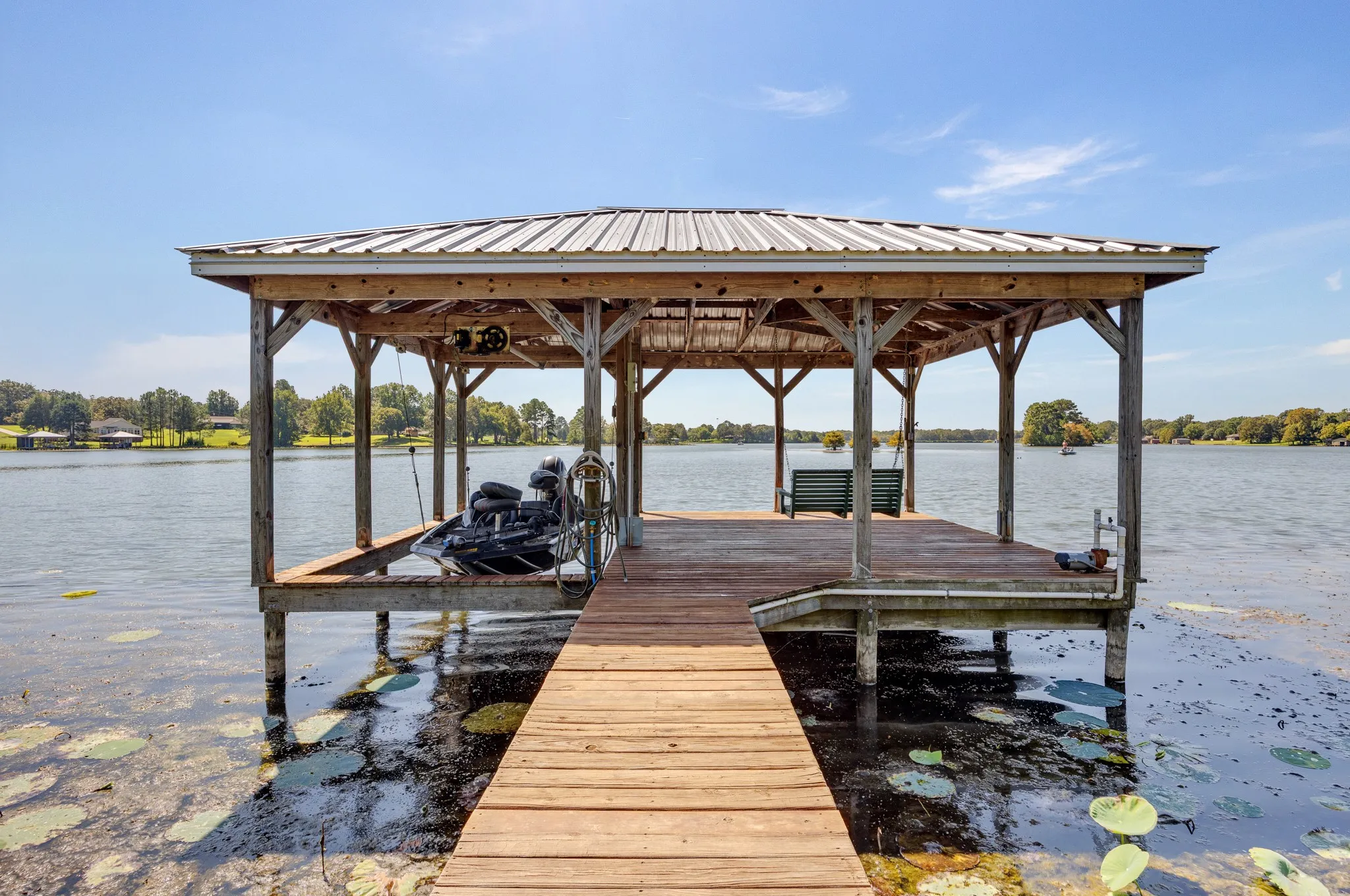 Single Family Residence For Sale in Henderson County , 8155 E Lake, Murchison, Texas 75778, 3 Bedroom, 3 Bathroom, 2 Garage spaces, 2,478 Sqft, built in 2011, mls#21385863, Real Estate Agent in Murchison, Homes For Sale in Henderson county, Homes For Sale in Murchison, Realtor in Murchison Texas, Real Estate Brokerage Independent Realty Texas, Luminita Cordes Realtor
