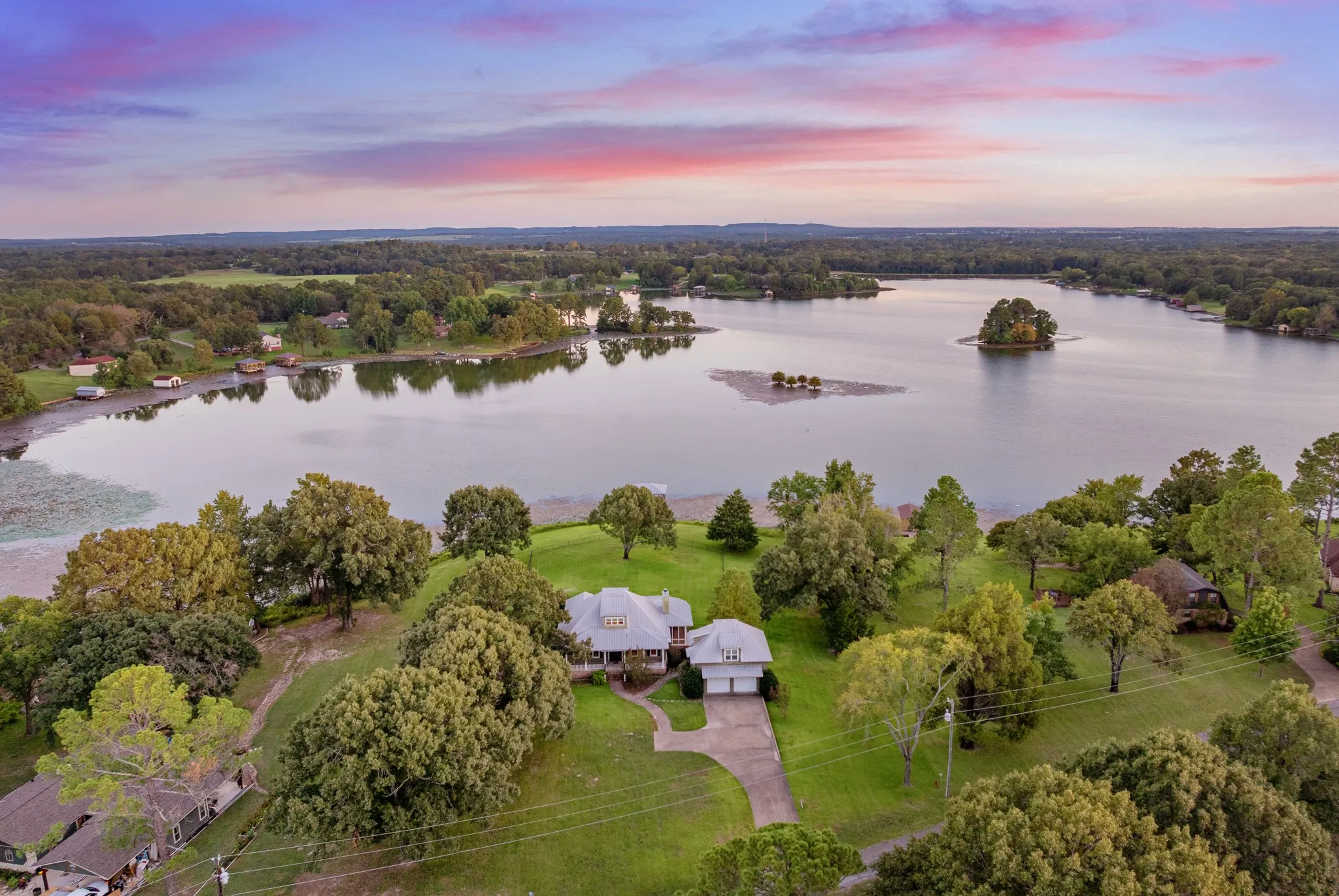 Single Family Residence For Sale in Henderson County , 8155 E Lake, Murchison, Texas 75778, 3 Bedroom, 3 Bathroom, 2 Garage spaces, 2,478 Sqft, built in 2011, mls#21385863, Real Estate Agent in Murchison, Homes For Sale in Henderson county, Homes For Sale in Murchison, Realtor in Murchison Texas, Real Estate Brokerage Independent Realty Texas, Luminita Cordes Realtor