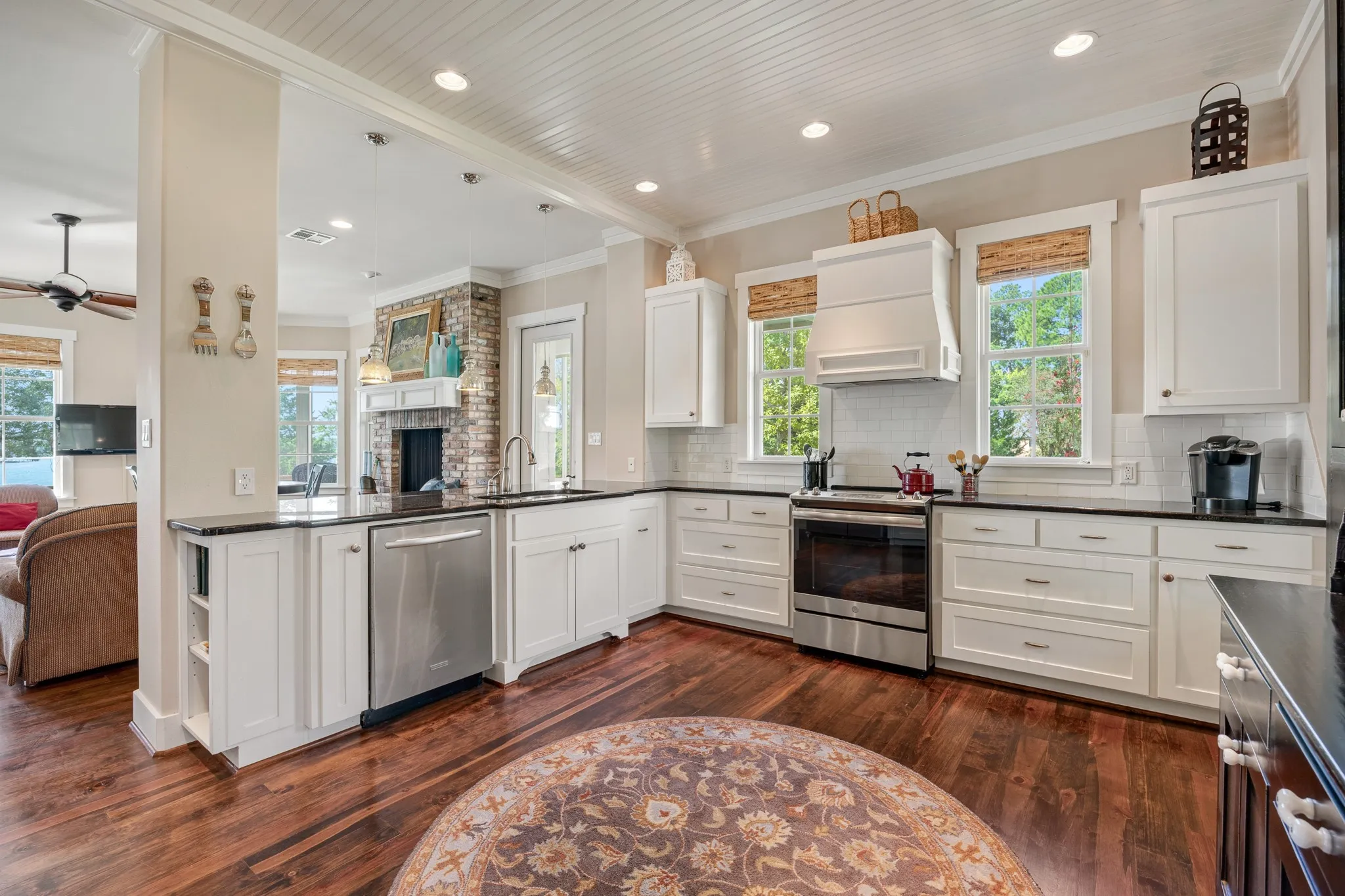 Single Family Residence For Sale in Henderson County , 8155 E Lake, Murchison, Texas 75778, 3 Bedroom, 3 Bathroom, 2 Garage spaces, 2,478 Sqft, built in 2011, mls#21385863, Real Estate Agent in Murchison, Homes For Sale in Henderson county, Homes For Sale in Murchison, Realtor in Murchison Texas, Real Estate Brokerage Independent Realty Texas, Luminita Cordes Realtor
