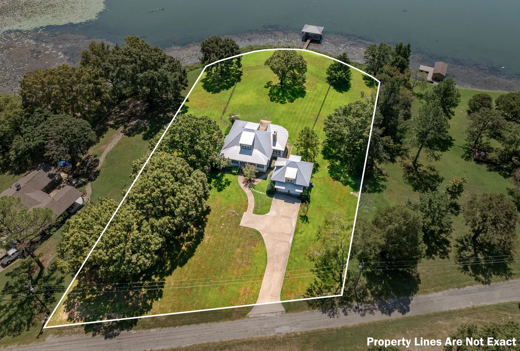 Single Family Residence For Sale in Henderson County , 8155 E Lake, Murchison, Texas 75778, 3 Bedroom, 3 Bathroom, 2 Garage spaces, 2,478 Sqft, built in 2011, mls#21385863, Real Estate Agent in Murchison, Homes For Sale in Henderson county, Homes For Sale in Murchison, Realtor in Murchison Texas, Real Estate Brokerage Independent Realty Texas, Luminita Cordes Realtor