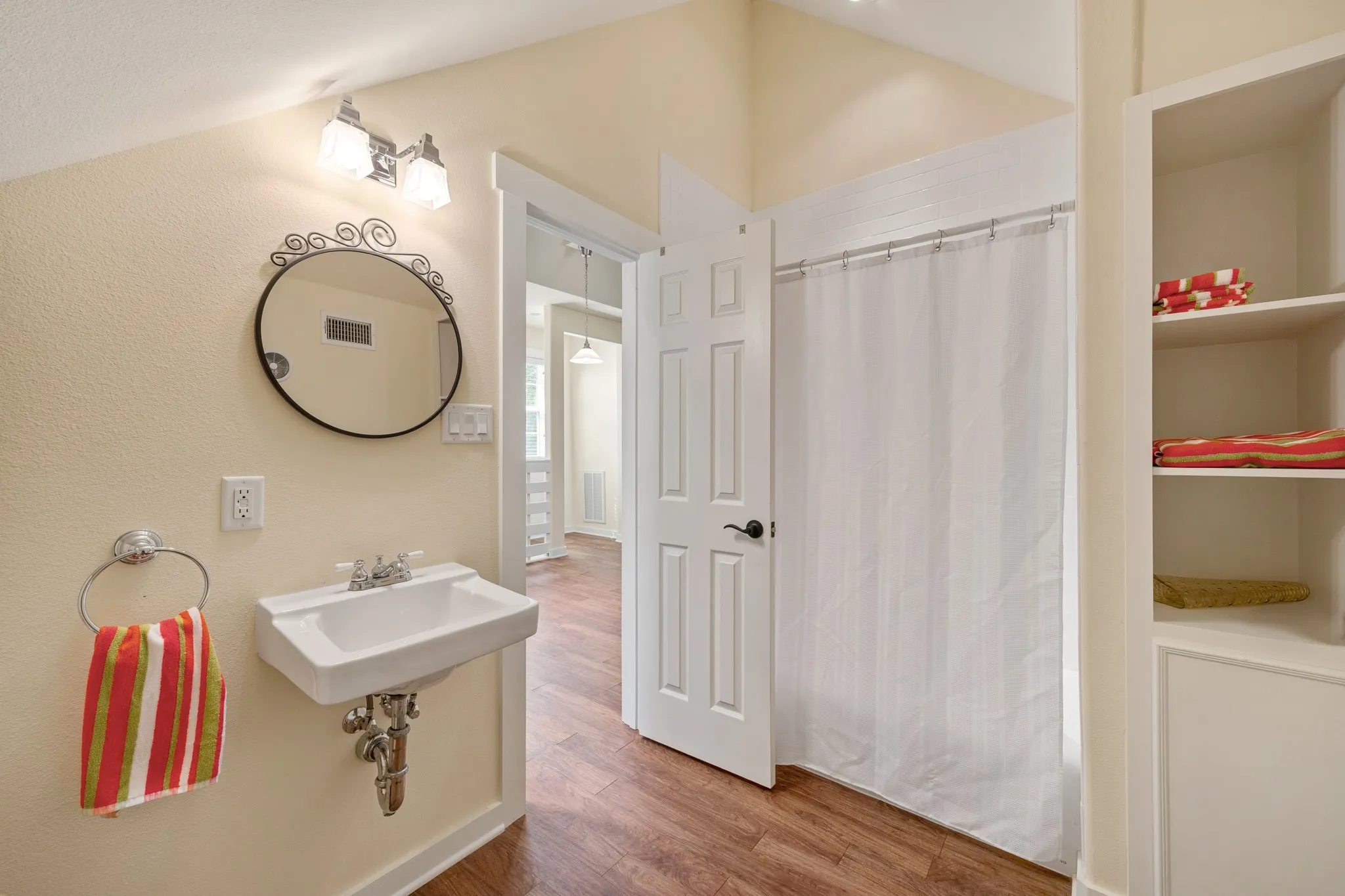 Single Family Residence For Sale in Henderson County , 8155 E Lake, Murchison, Texas 75778, 3 Bedroom, 3 Bathroom, 2 Garage spaces, 2,478 Sqft, built in 2011, mls#21385863, Real Estate Agent in Murchison, Homes For Sale in Henderson county, Homes For Sale in Murchison, Realtor in Murchison Texas, Real Estate Brokerage Independent Realty Texas, Luminita Cordes Realtor