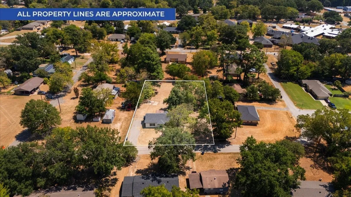 Single Family Residence For Sale in Smith County , 406 Marchman, Lindale, Texas 75771, 3 Bedroom, 1 Bathroom, Garage spaces, 1,120 Sqft, built in 1940, mls#21391979, Real Estate Agent in Lindale, Homes For Sale in Smith county, Homes For Sale in Lindale, Realtor in Lindale Texas, Real Estate Brokerage Independent Realty Texas, Luminita Cordes Realtor