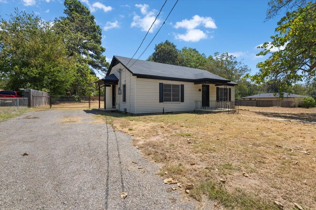 Single Family Residence For Sale in Smith County , 406 Marchman, Lindale, Texas 75771, 3 Bedroom, 1 Bathroom, Garage spaces, 1,120 Sqft, built in 1940, mls#21391979, Real Estate Agent in Lindale, Homes For Sale in Smith county, Homes For Sale in Lindale, Realtor in Lindale Texas, Real Estate Brokerage Independent Realty Texas, Luminita Cordes Realtor
