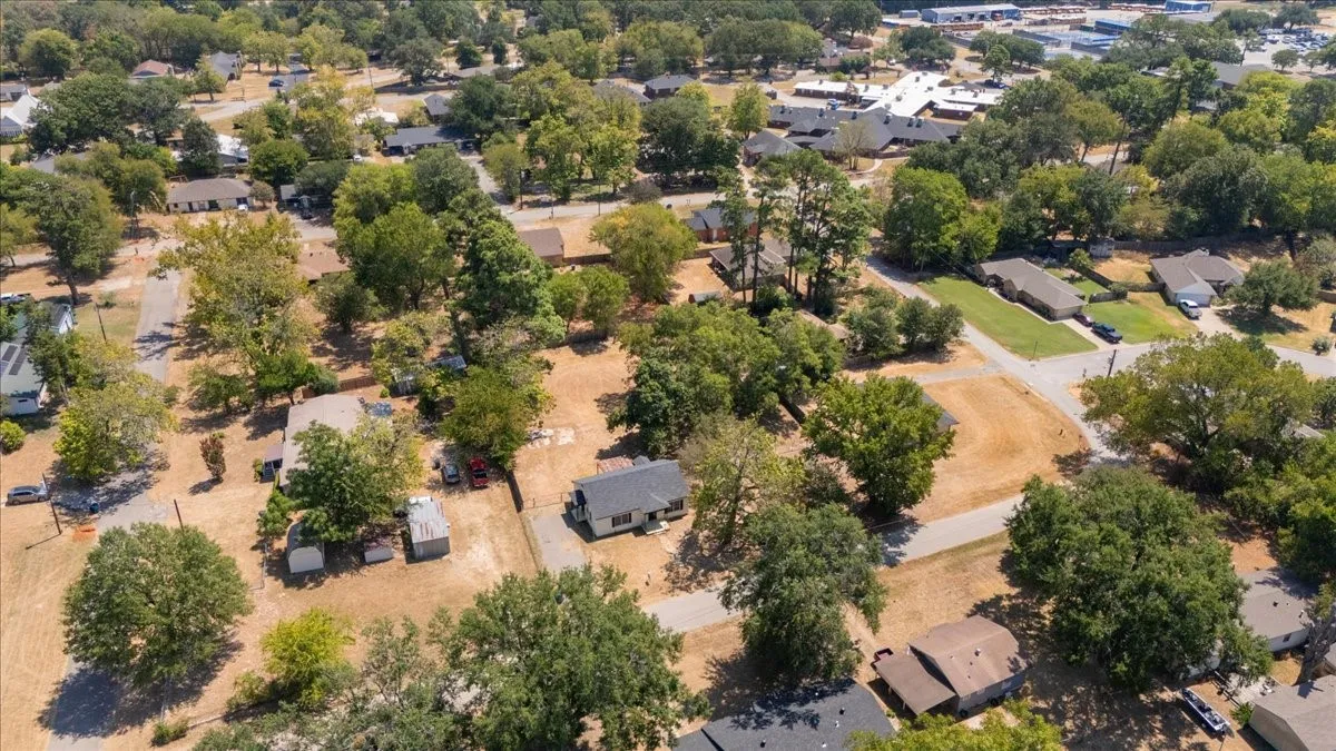Single Family Residence For Sale in Smith County , 406 Marchman, Lindale, Texas 75771, 3 Bedroom, 1 Bathroom, Garage spaces, 1,120 Sqft, built in 1940, mls#21391979, Real Estate Agent in Lindale, Homes For Sale in Smith county, Homes For Sale in Lindale, Realtor in Lindale Texas, Real Estate Brokerage Independent Realty Texas, Luminita Cordes Realtor