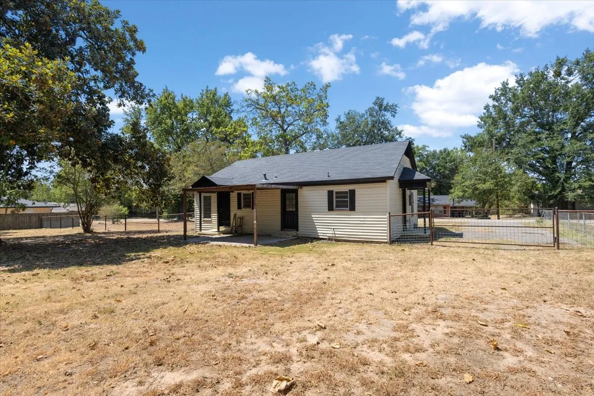 Single Family Residence For Sale in Smith County , 406 Marchman, Lindale, Texas 75771, 3 Bedroom, 1 Bathroom, Garage spaces, 1,120 Sqft, built in 1940, mls#21391979, Real Estate Agent in Lindale, Homes For Sale in Smith county, Homes For Sale in Lindale, Realtor in Lindale Texas, Real Estate Brokerage Independent Realty Texas, Luminita Cordes Realtor