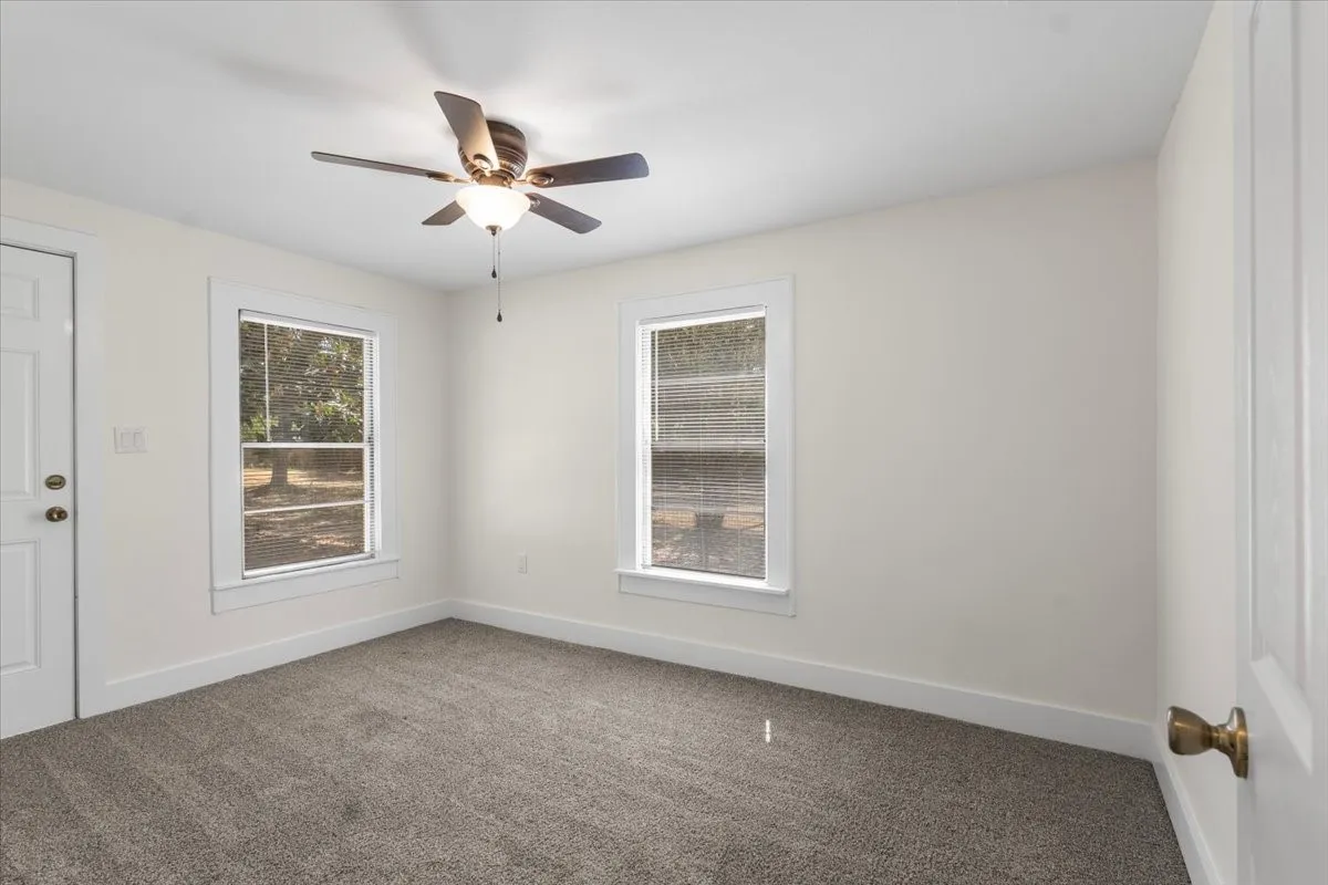 Single Family Residence For Sale in Smith County , 406 Marchman, Lindale, Texas 75771, 3 Bedroom, 1 Bathroom, Garage spaces, 1,120 Sqft, built in 1940, mls#21391979, Real Estate Agent in Lindale, Homes For Sale in Smith county, Homes For Sale in Lindale, Realtor in Lindale Texas, Real Estate Brokerage Independent Realty Texas, Luminita Cordes Realtor